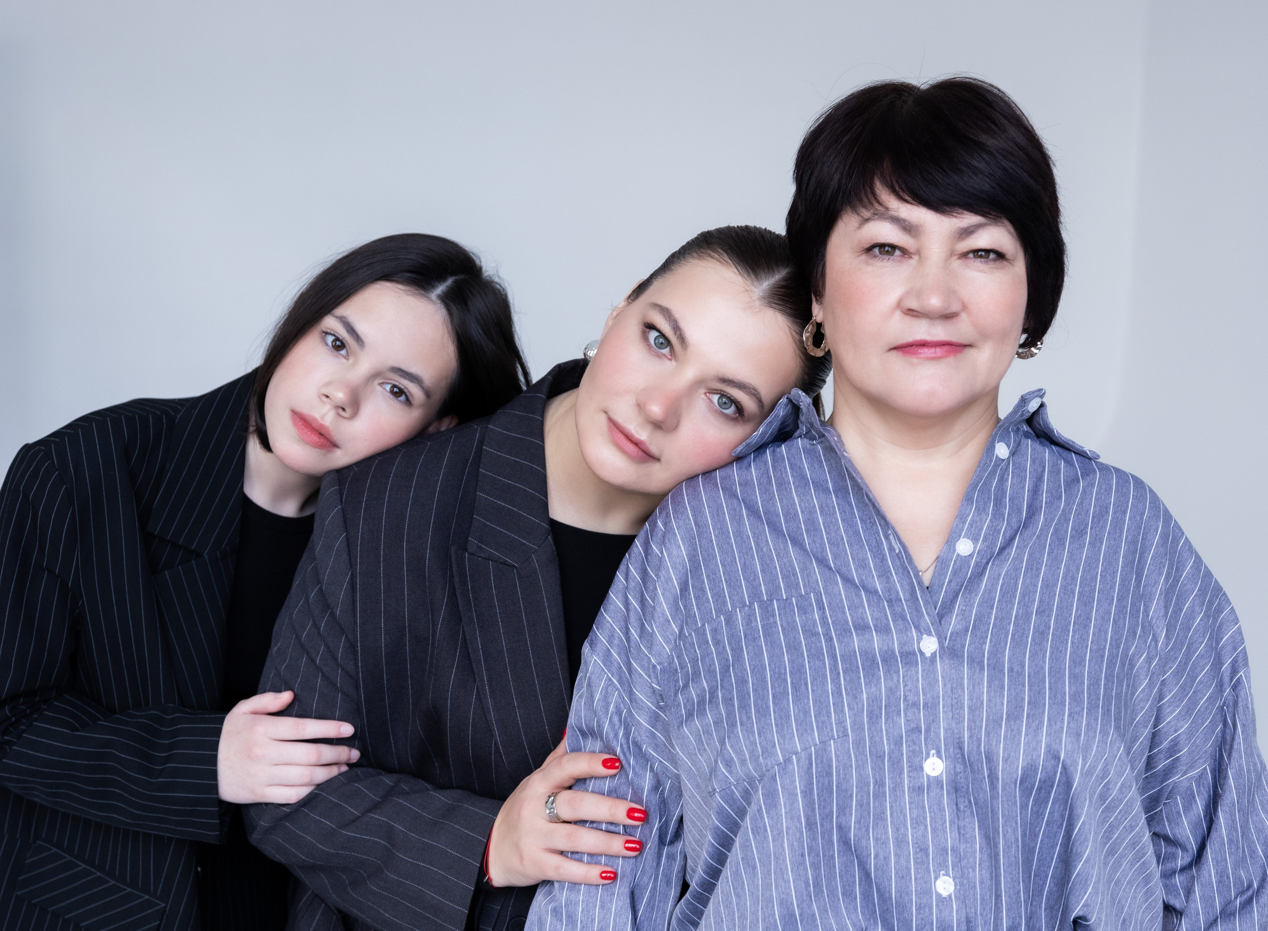 Семья мама и две дочки. Сестры и мама