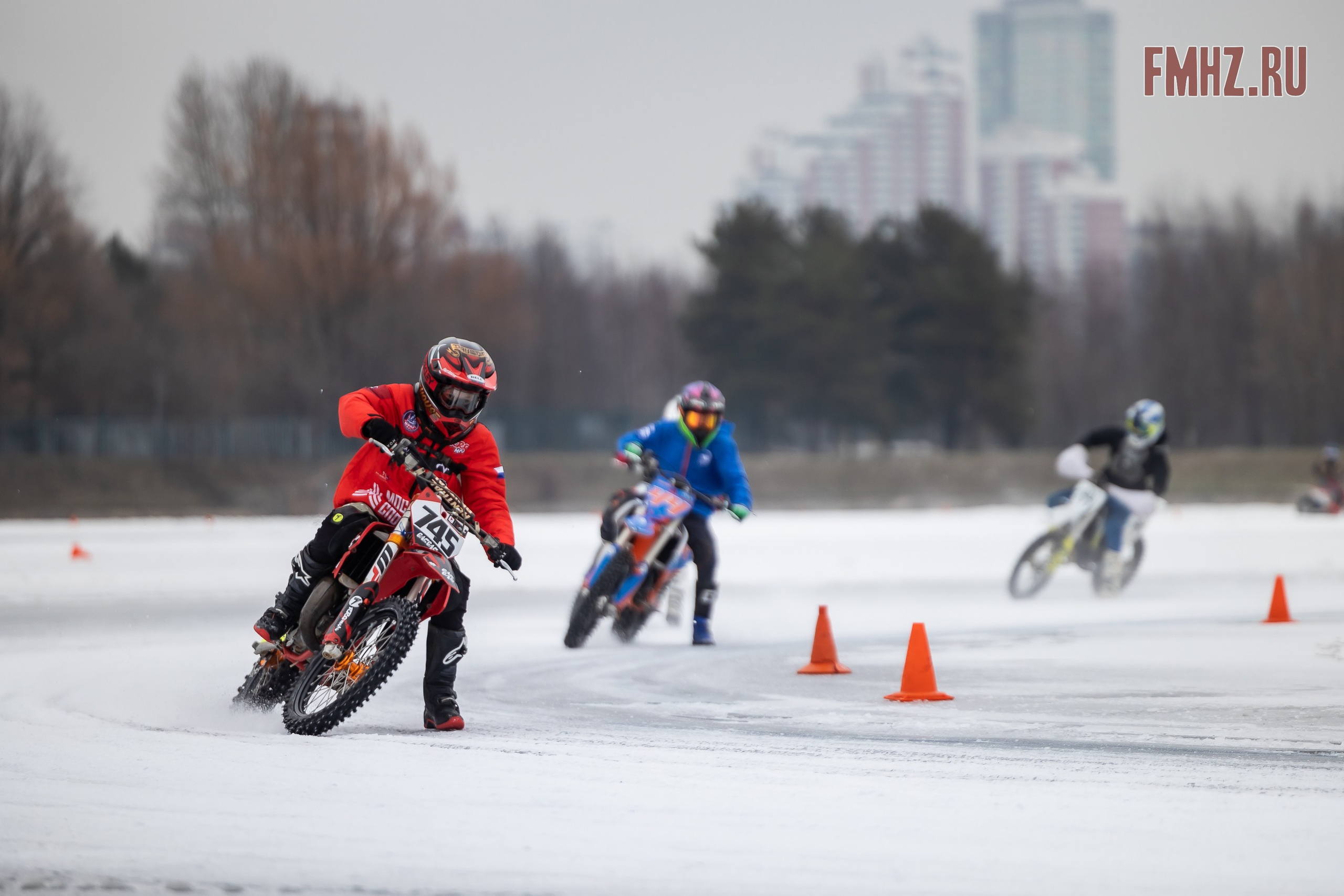 Первый этап Кубка МФР по мотокроссу на льду Большого Крылатского пруда в Москве. 8 февраля 2025 г. Фотограф Владимир Охрименко