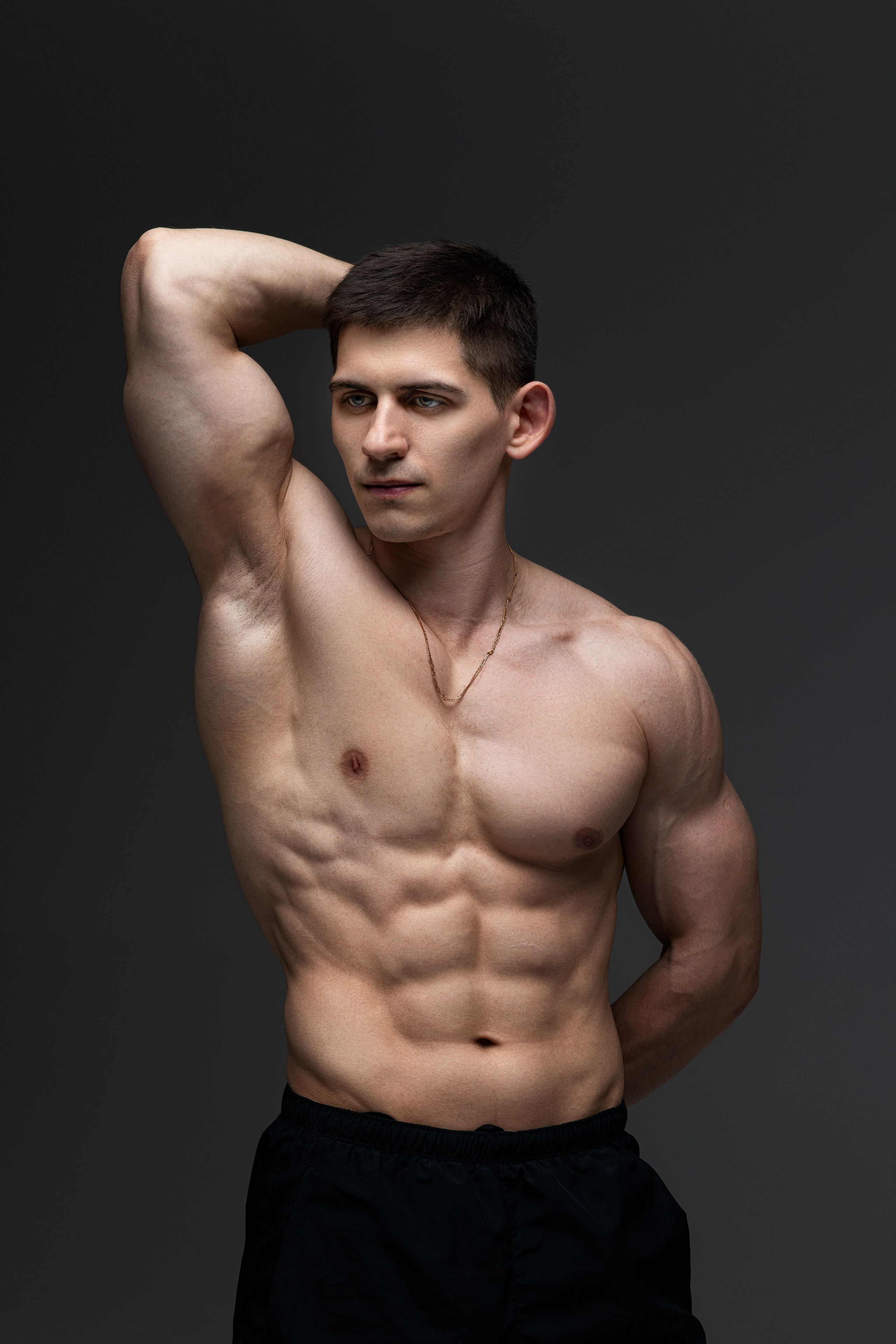 Съемка с Владом на циклораме с импульсным светом для себя и контента. Дмитрий Шульгин, портретный фотограф в Воронеже