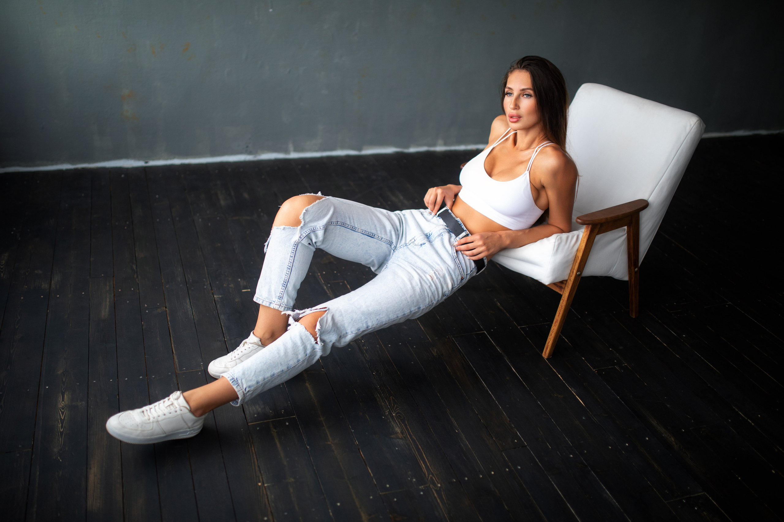 Съемка с Викторией в студии с минимальным интерьером в формате для «себя»