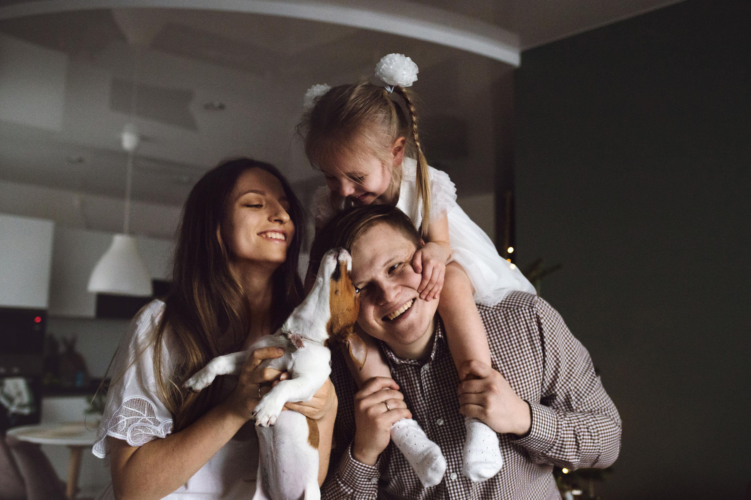 Новогодняя домашняя фотосессия с собакой