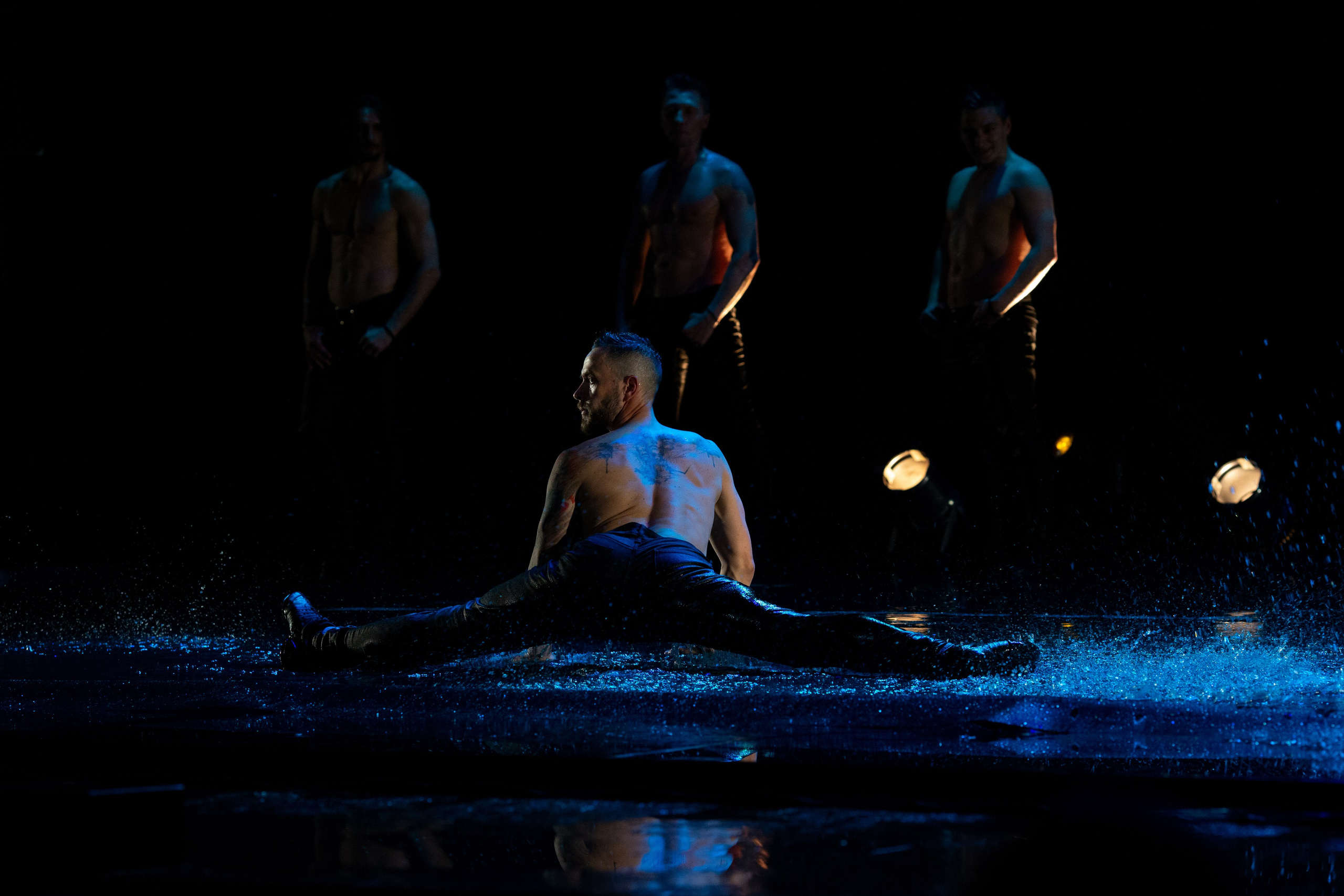 Искушение. Танец под дождём. Фотограф Антонина Свешникова. ВЫПУСКНЫЕ ФОТОКНИГИ для детских садов и школ. Москва, Владимир