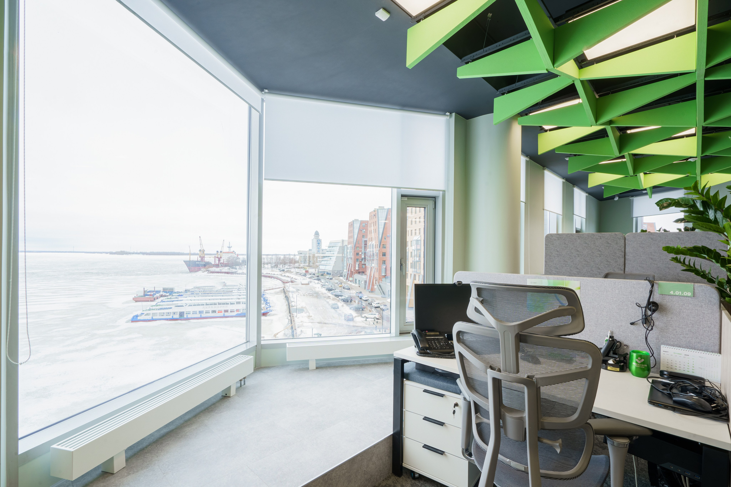 Просторный рабочий кабинет в офисе Сбербанка с панорамными окнами