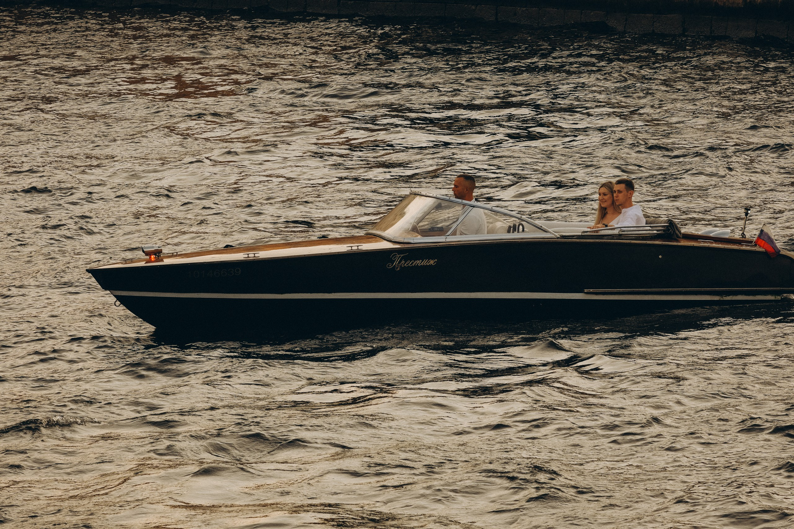 СВАДЕНБНАЯ СЬЕМКА НА КАТЕРЕ ПО КАНАЛАМ САНКТ-ПЕТЕРБУРГА И В АКВАТОРИИ НЕВЫ. Профессиональный фотограф, Санкт-Петербург — Виктория Богомолова