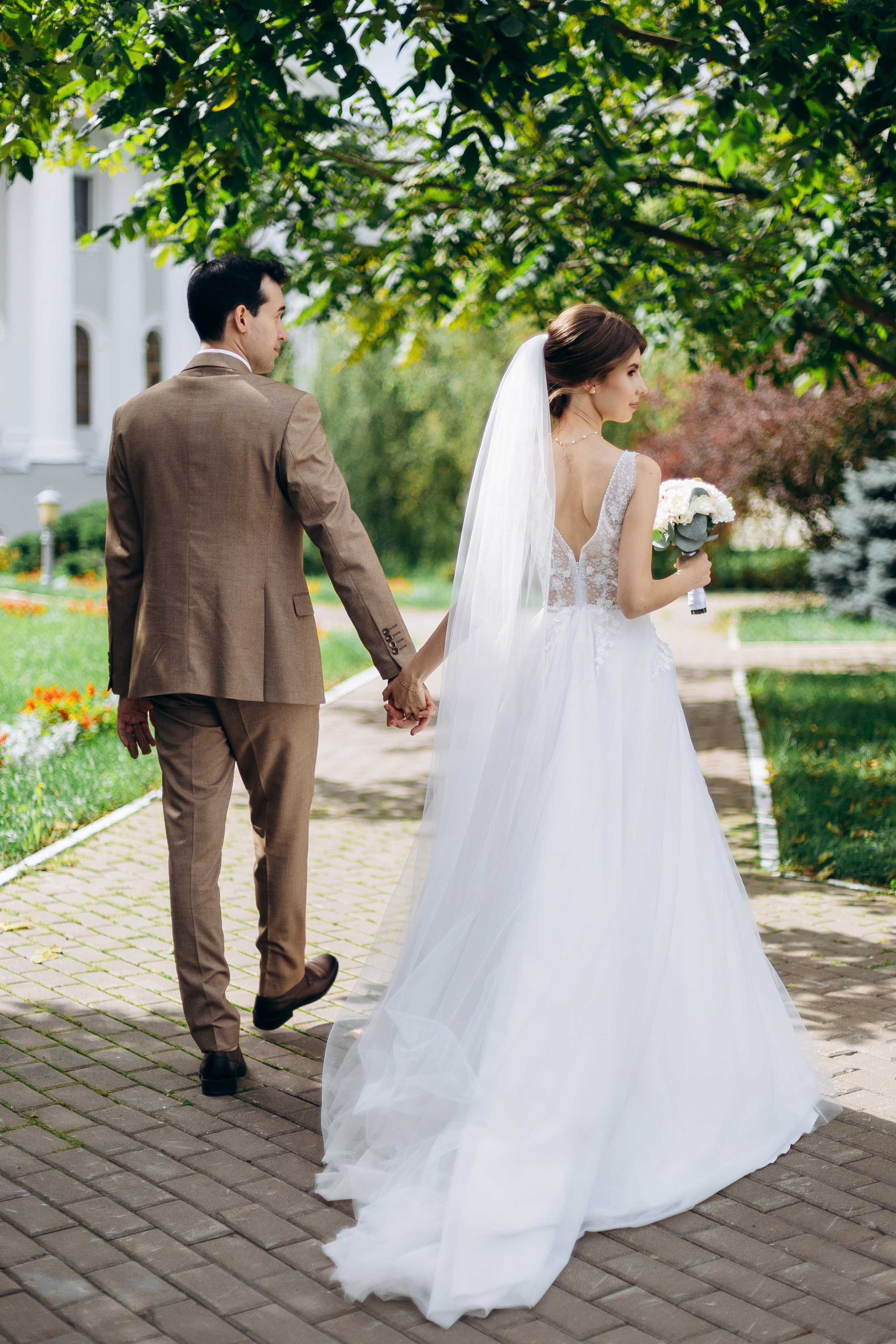 фотограф на свадьбу, фотосессия в парке, букет невесты, образ жениха и невесты, кружевное платье