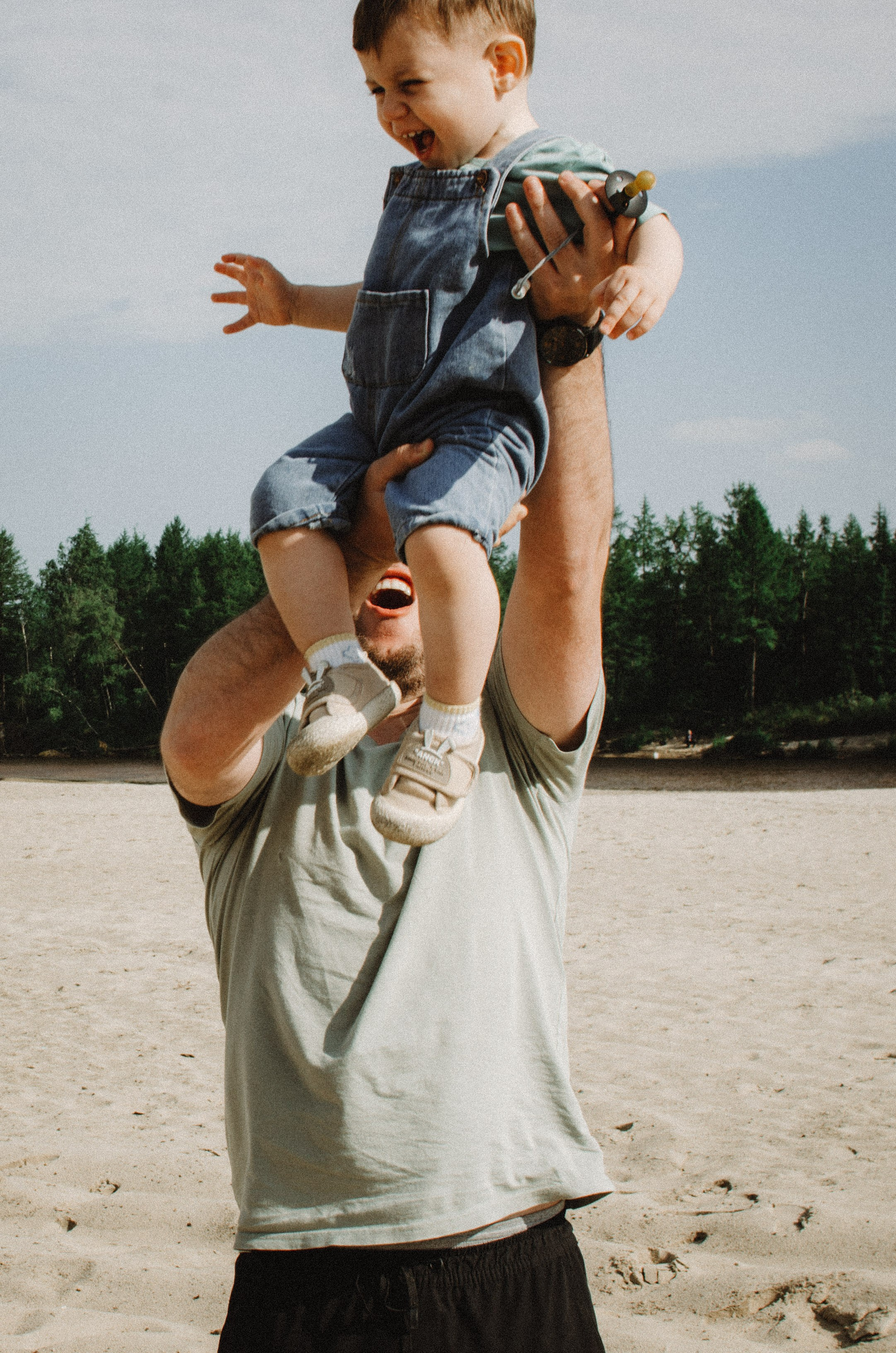 Адам с папой на пляже