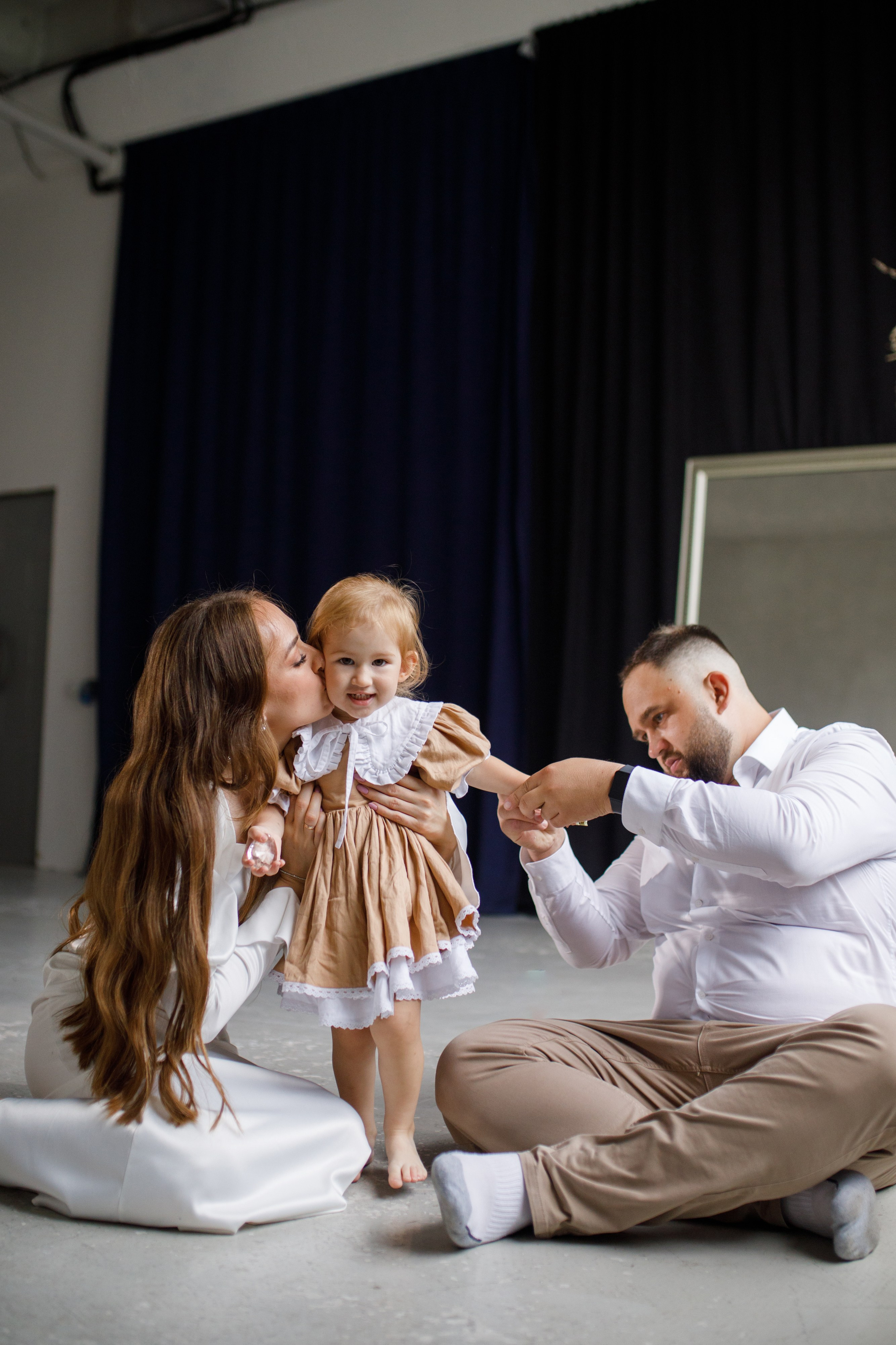 Семейная фотосессия в студии 2 года Валерии. Фотограф в Уфе Ирина Идрисова