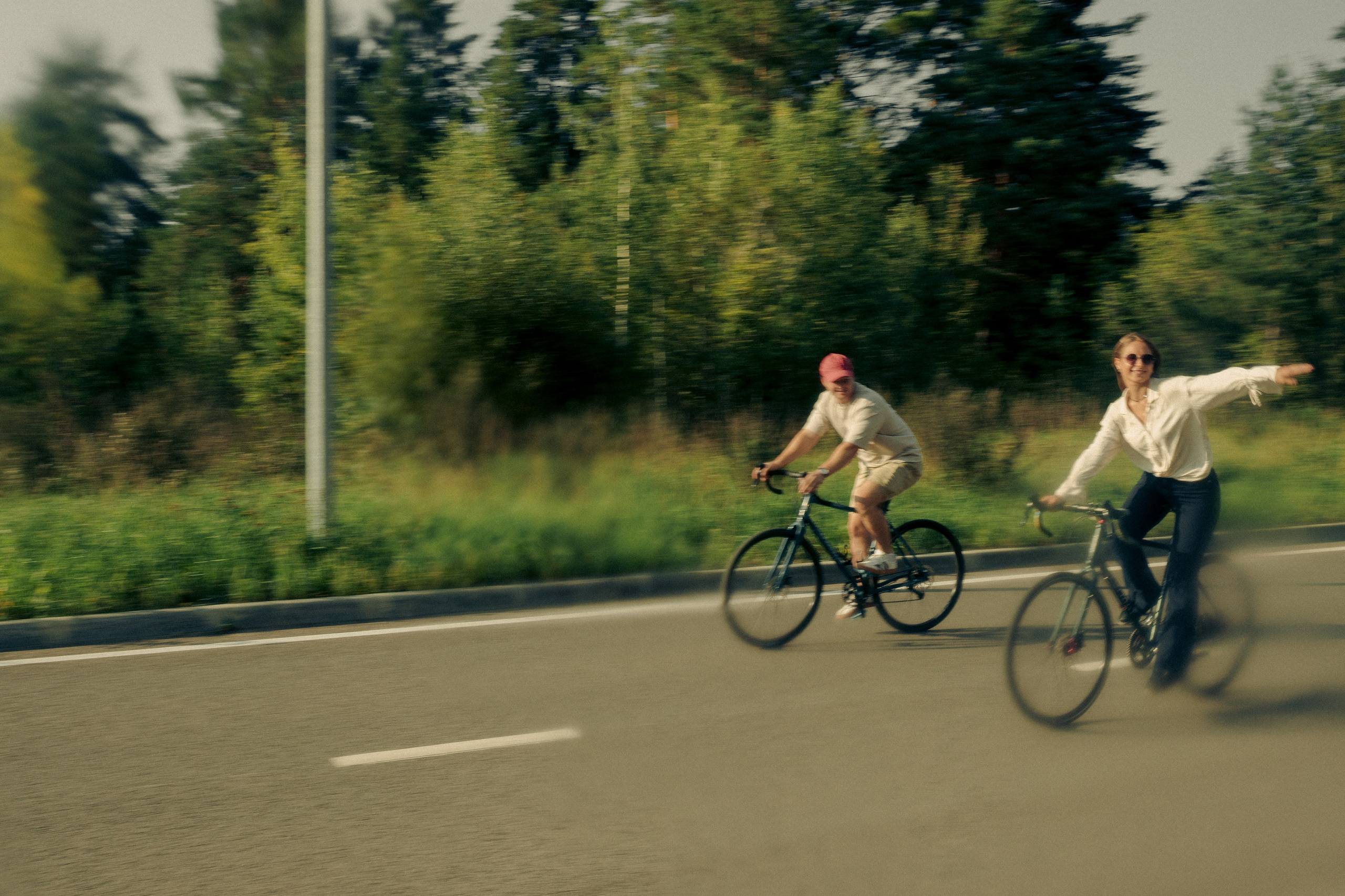 Прогулка по лесу на велосипедах. Свадебный фотограф Казань