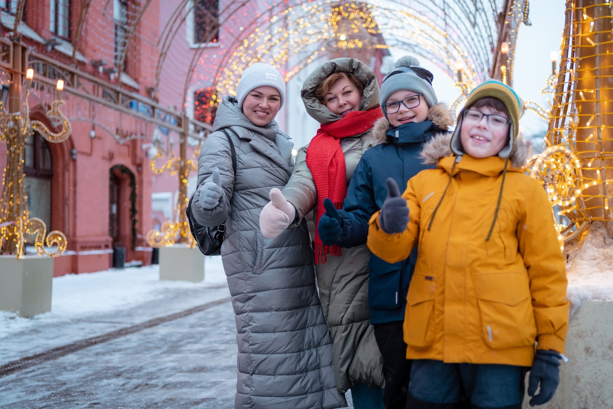 Юля с семьей в центре. Семейный фотограф Варвара Сорока в городе Москве