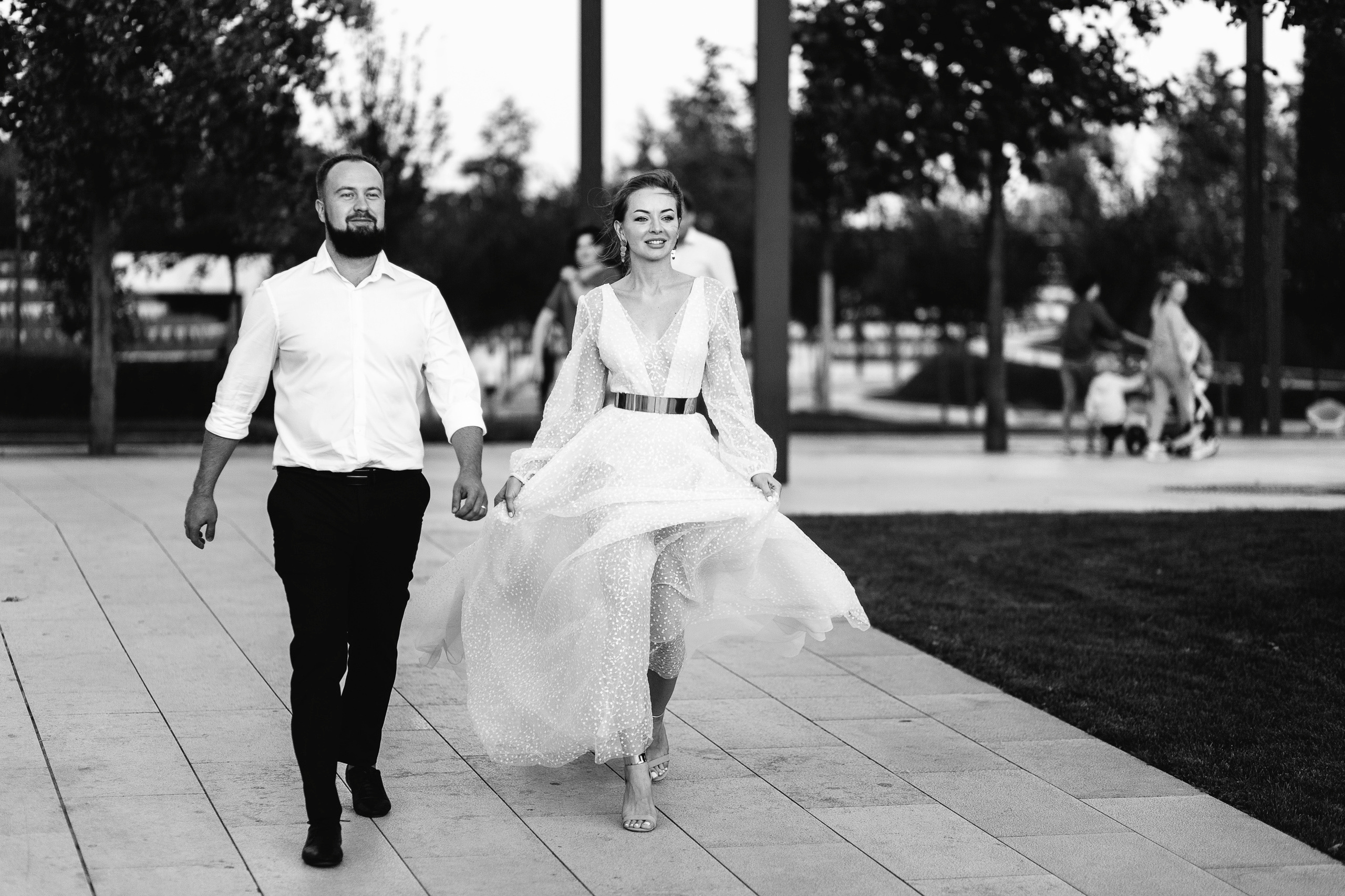 Свадебная прогулка в парке Галицкого. Фотограф на свадьбу Дмитрий Шевченко.