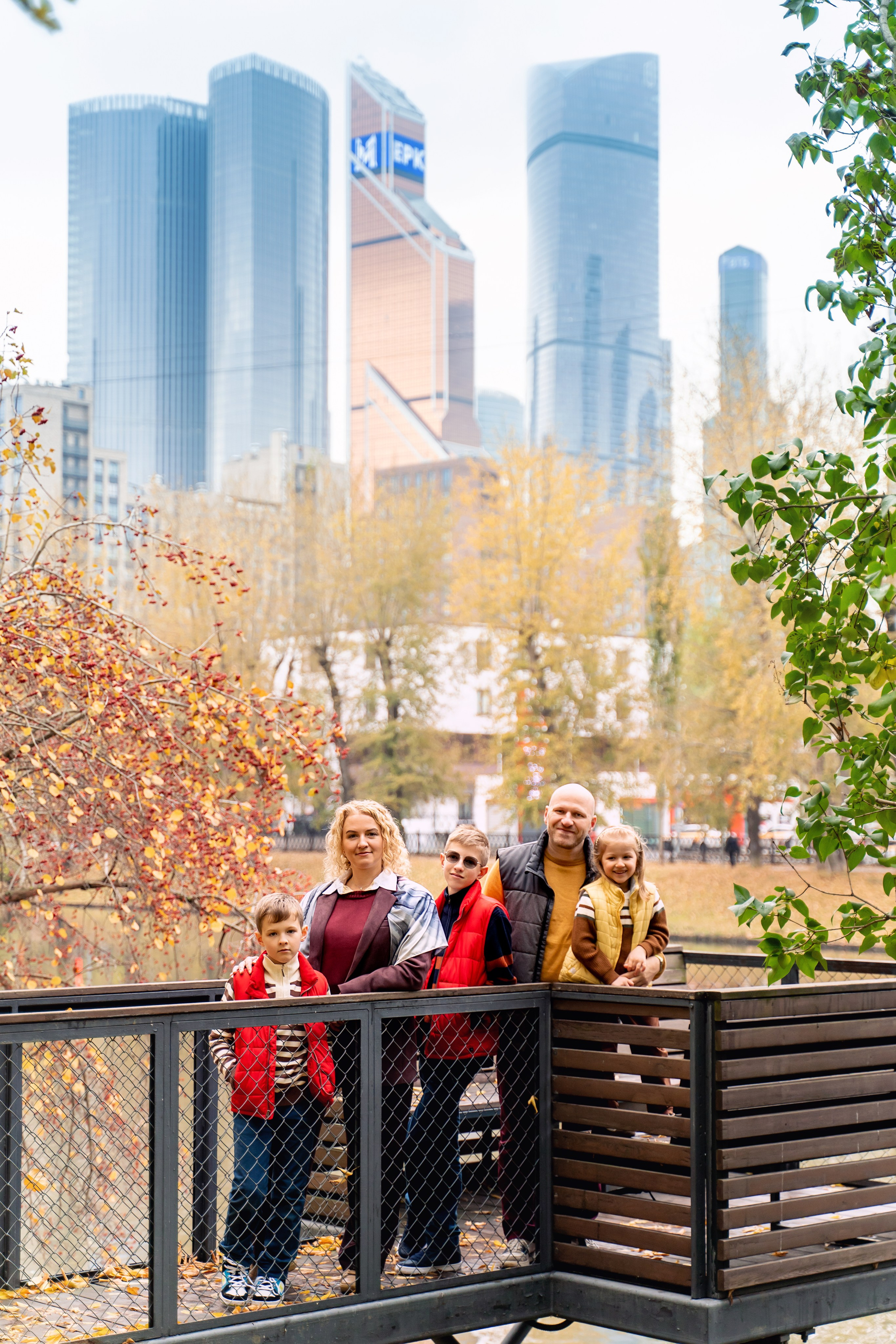 Семейная осенняя фотосессия в парке Красногвардейские пруды. Фотограф \ Видеограф на Крещение, Венчание Москва| Семейные съемки