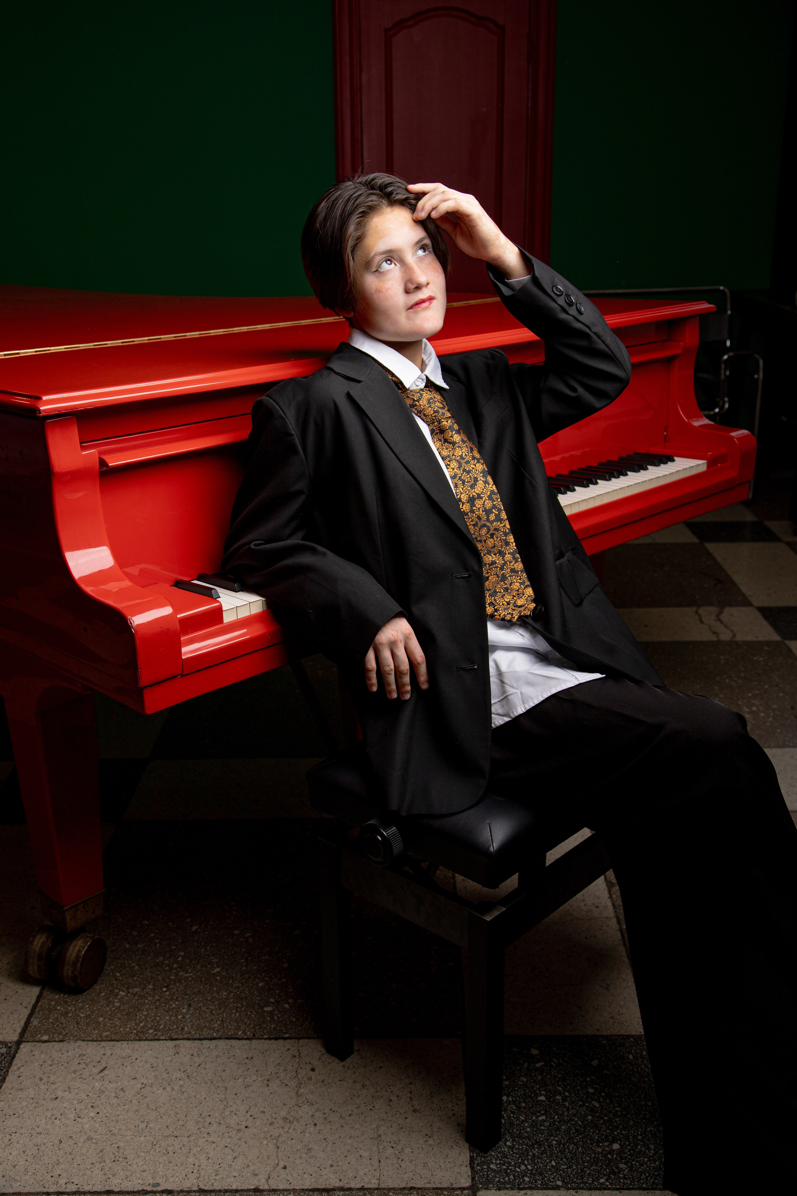 Съемка с красным роялем. Индивидуальные и семейные съемки в Москве. Портретный фотограф Наталья Олейник