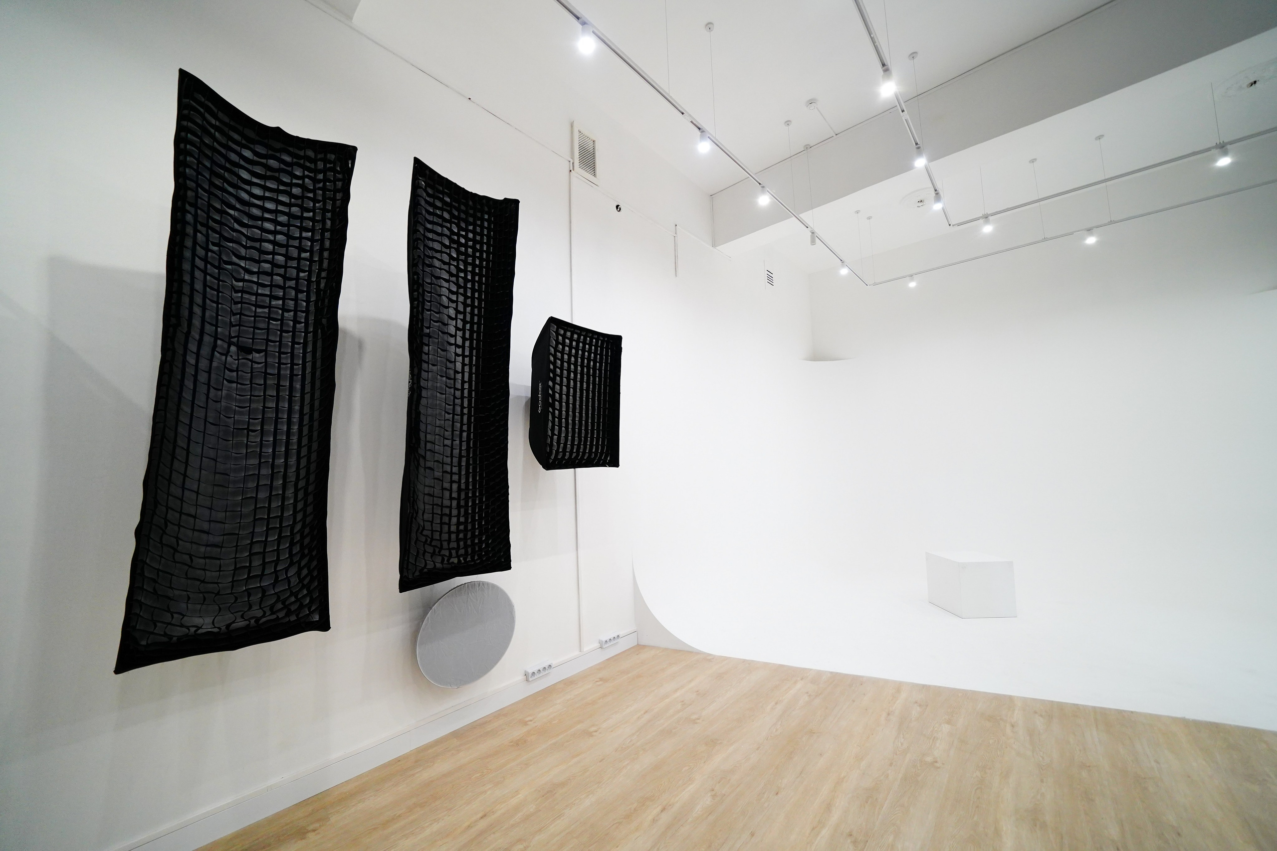 Зал/Бронь. F.70 фотостудия