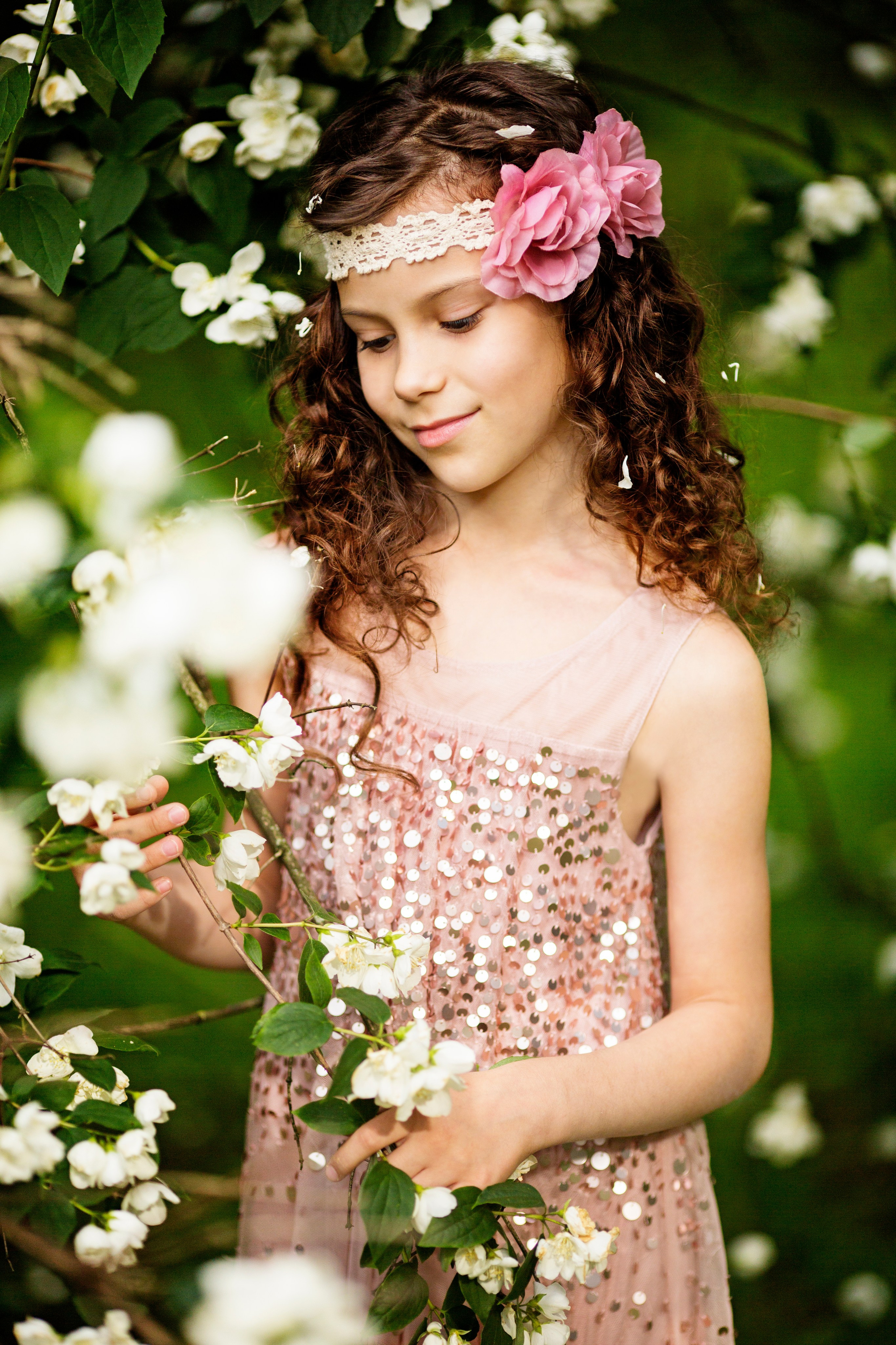 детская фотосессия в цветочном саду