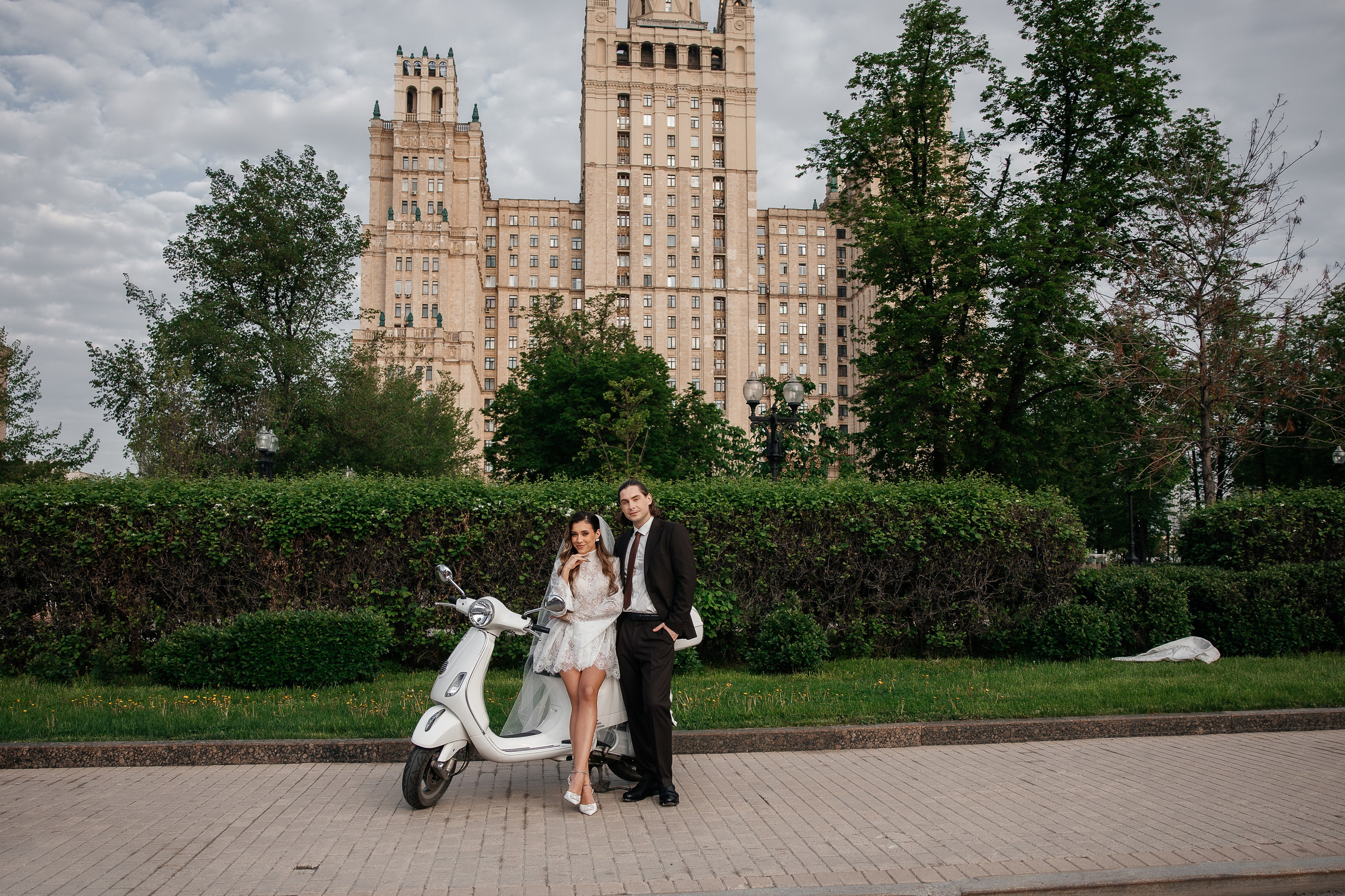 Свадебная прогулка у высотки на Кудринской площади. Свадебный и семейный фотограф в Москве Красинская Мария