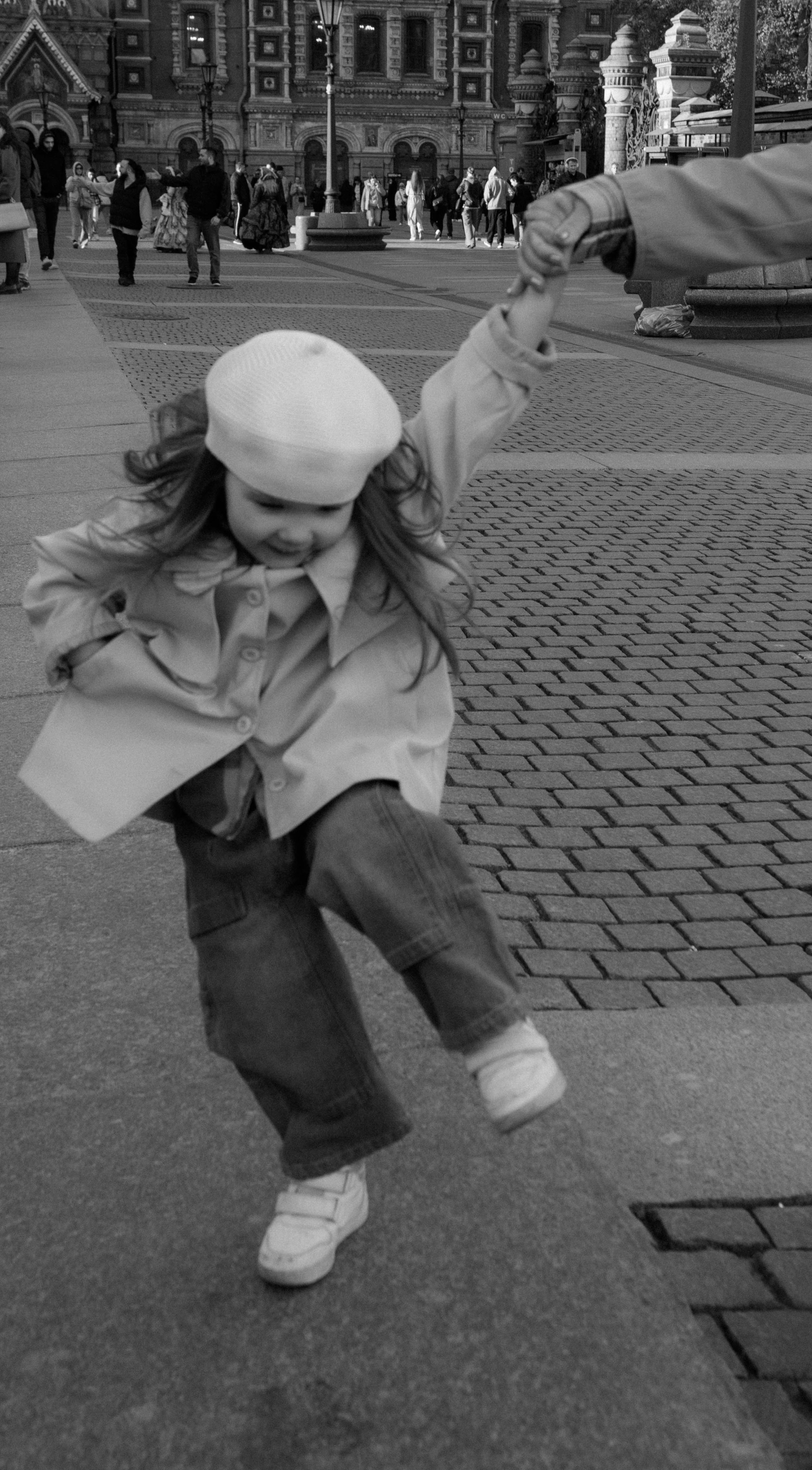 прыжок девочки на фотопрогулке