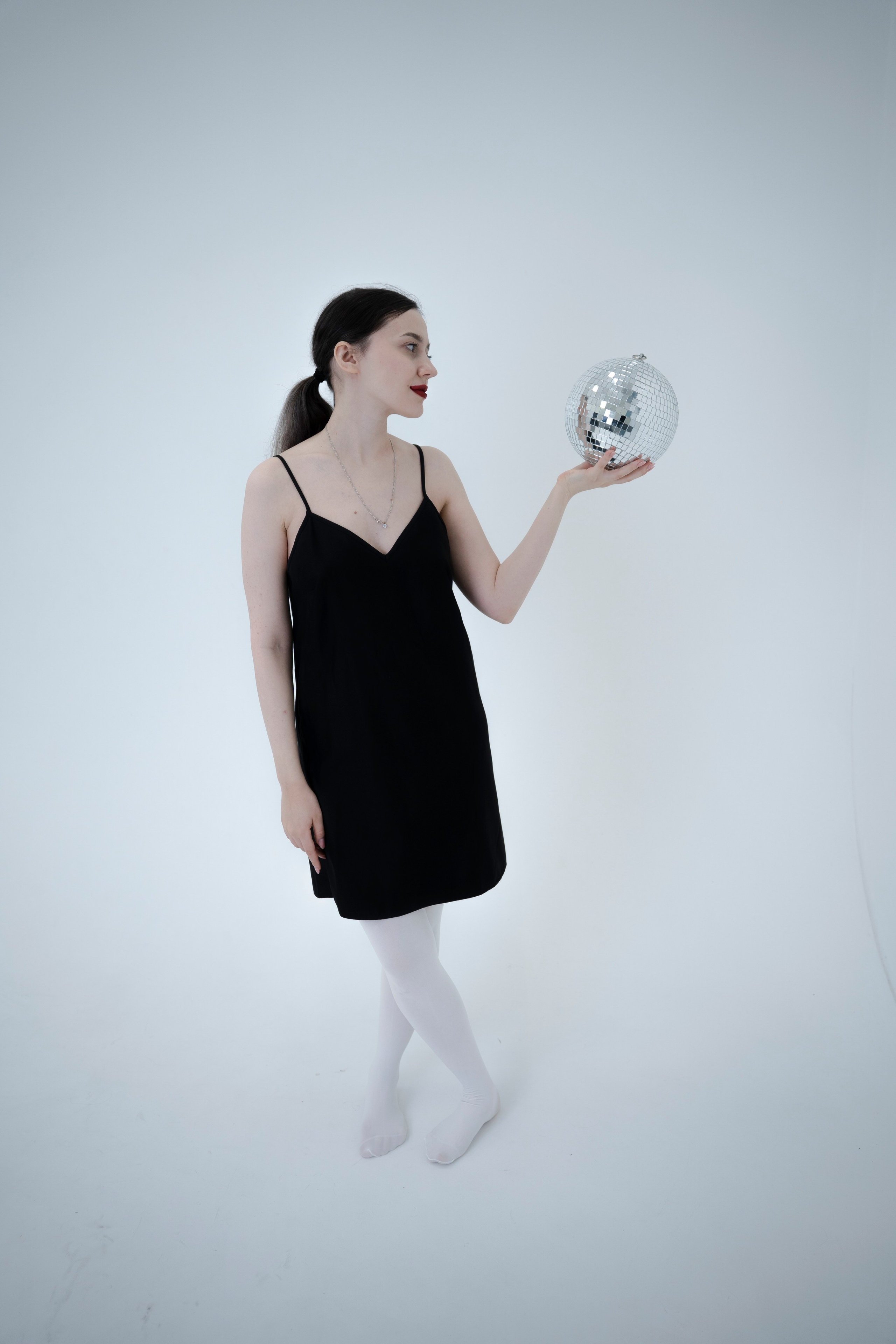 ДЕВОЧКА НА ШАРЕ. Главная