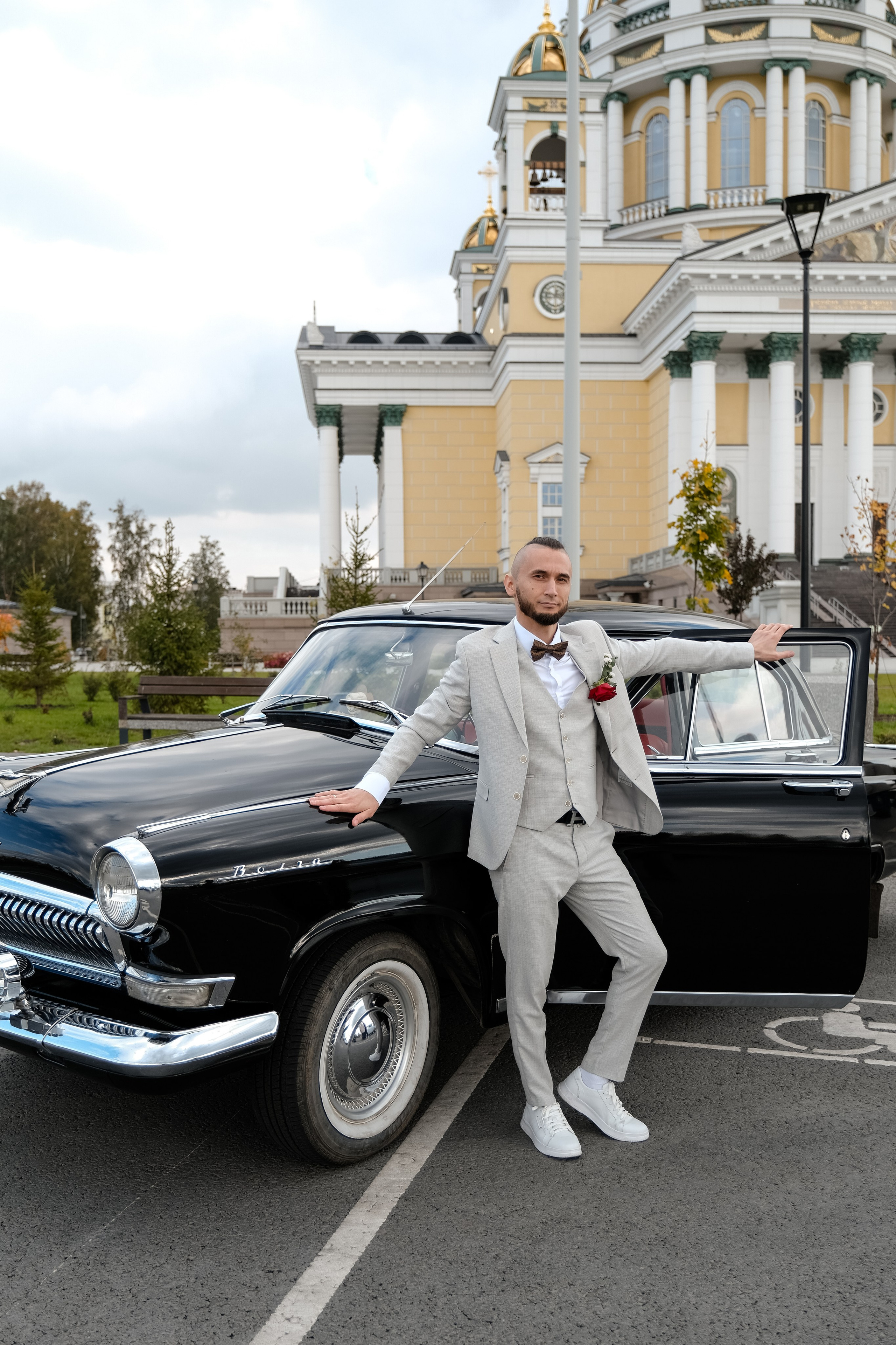 Азат и Дарья_прогулка с ретро-автомобилями. Свадебный фотограф в Челябинске Сырчикова Наталья