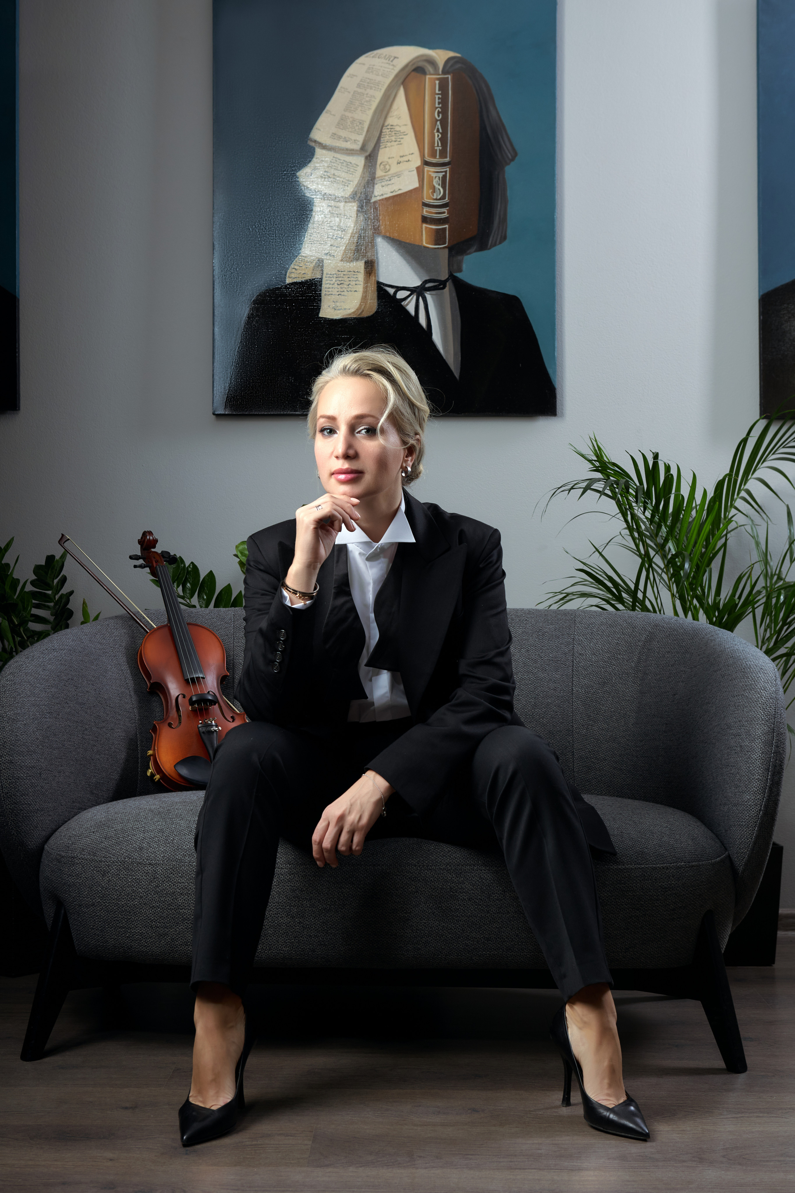 Анастасия Селиванова, адвокат бизнес портрет в локации со скрипкой на фоне картины