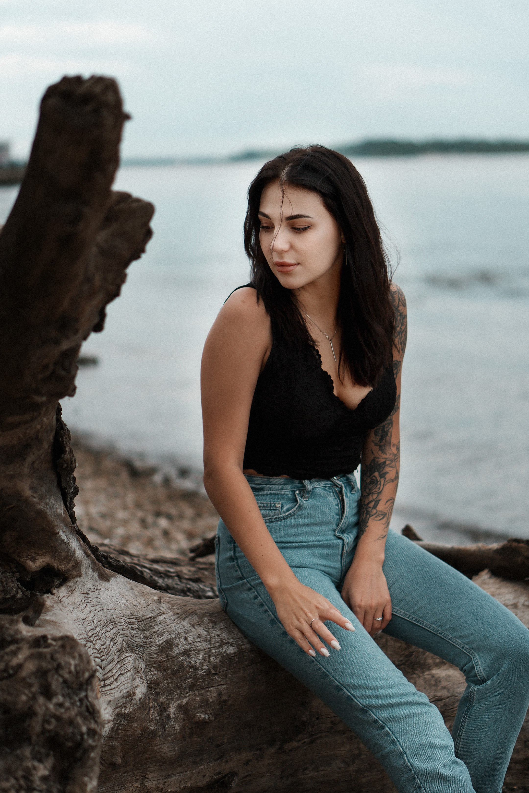 Девушка на пляже реки Волга в Самаре