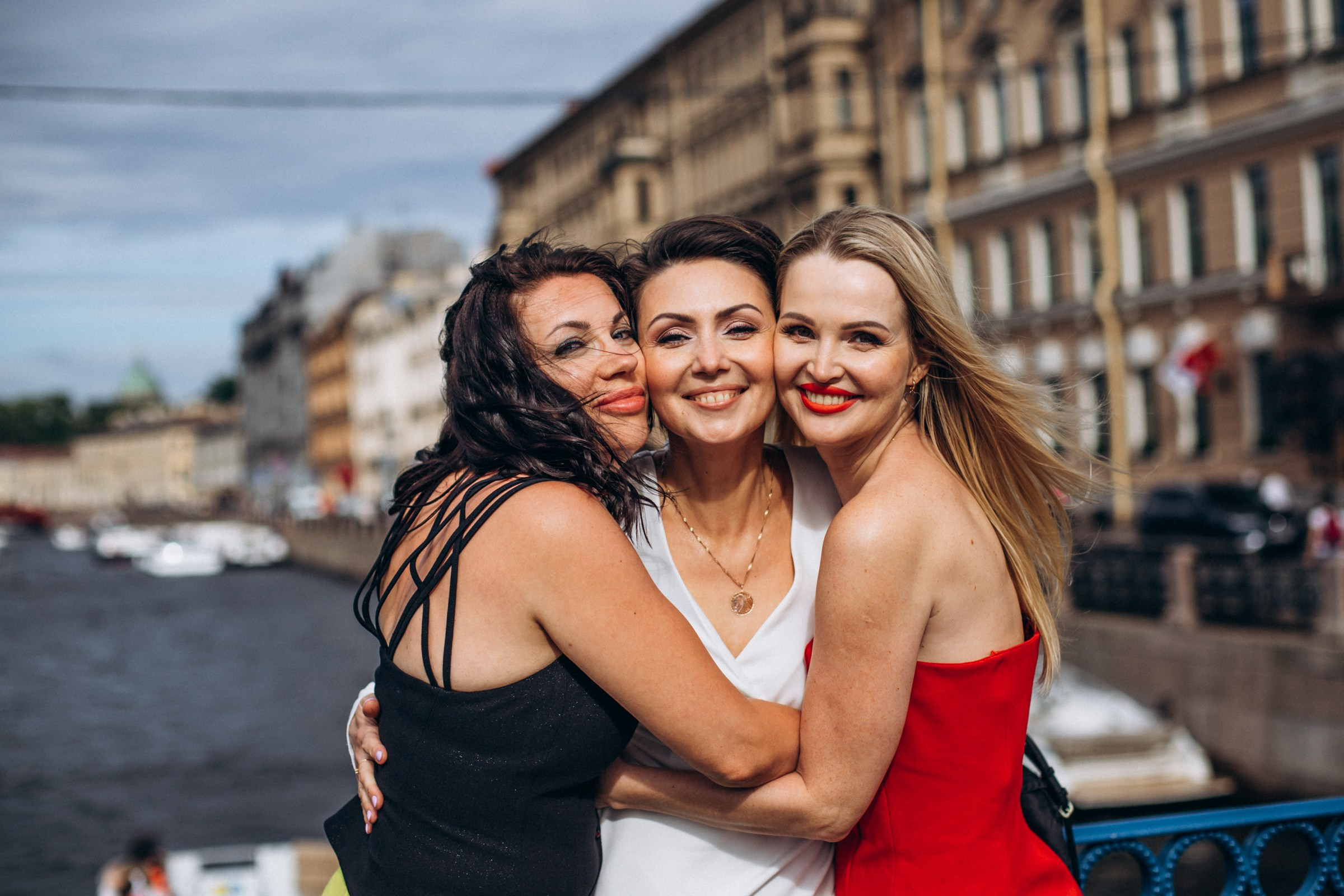 Ольга, Настя и Марина в июне. Фотопрогулка в Петербурге. Индивидуальный и семейный фотограф в Санкт-Петербурге