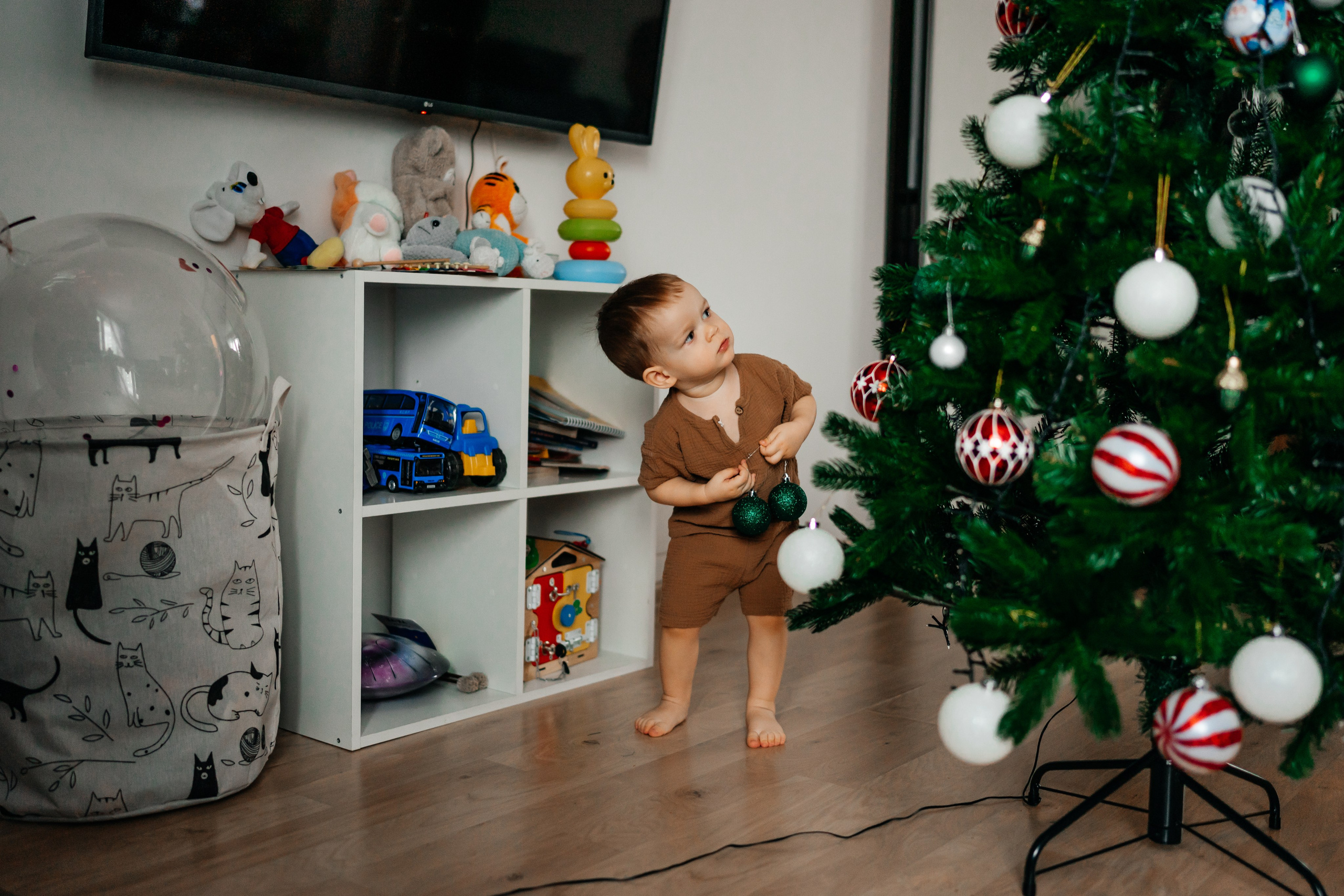 Украшаем ёлочку. Малыш Костя. Семейный фотограф в Москве Ирина Жур