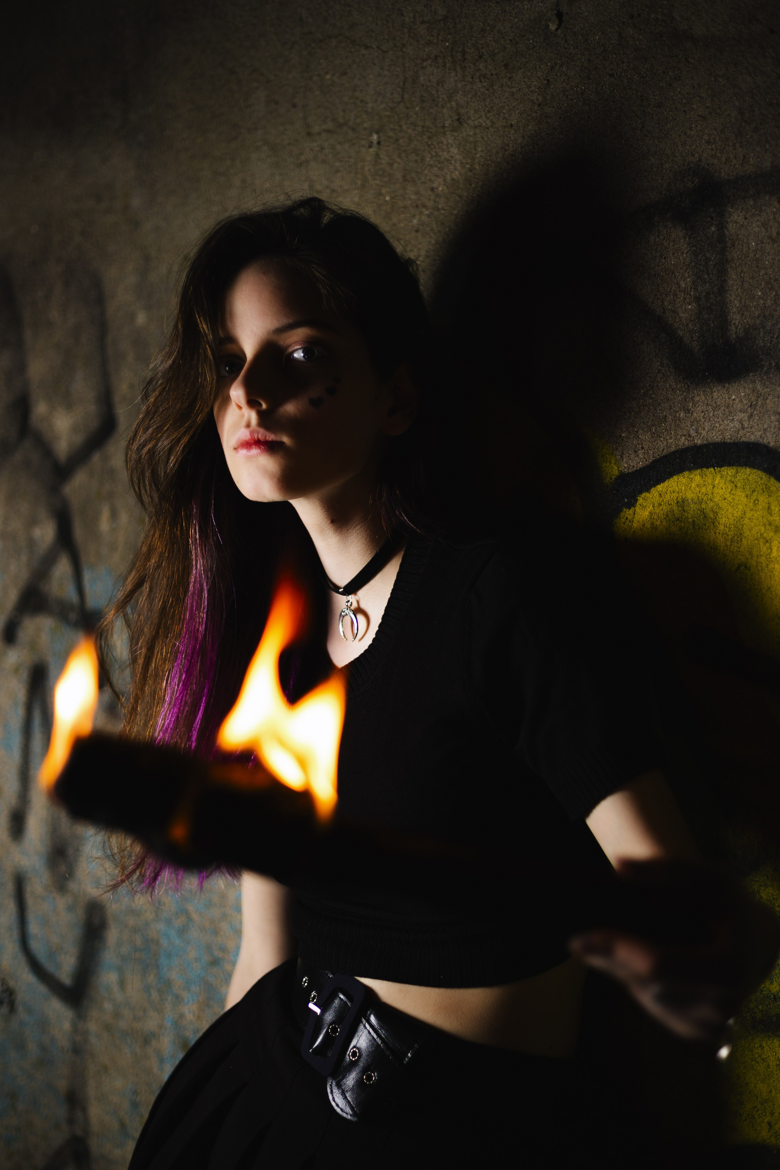 Модель: Лидия Леймон. Фотограф - Николай Мокрицкий. Импровизионаня фотосессия, в заброшенном здании. Креативная ночная фотосессия. Молодая девушка в образе неформалки. Темные волосы с фиолетовой прядью, полосатые чулки, ботинки. Зажигалка, кровь, горящий факел, огонь – атмосферное заброшенноге здания. Факел, Девушка, молодая девушка, Альтушка, Фотосеесия, Подросток, Крашенные волосы, Сигарета, Кровь, Позировка, Потрет