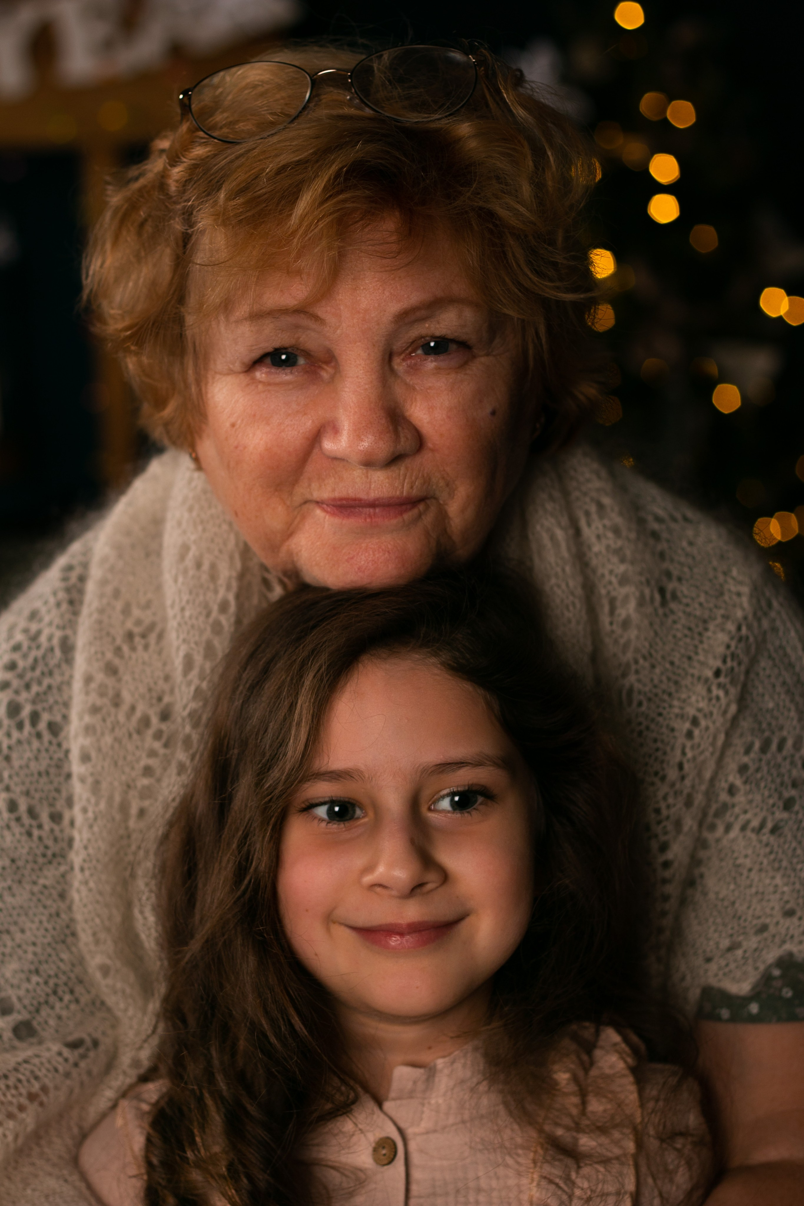 С любимой бабушкой всегда тепло… Студийная фотосессия бабушки и внучки. Семейный и детский фотограф в Санкт-Петербурге Павлова Елена