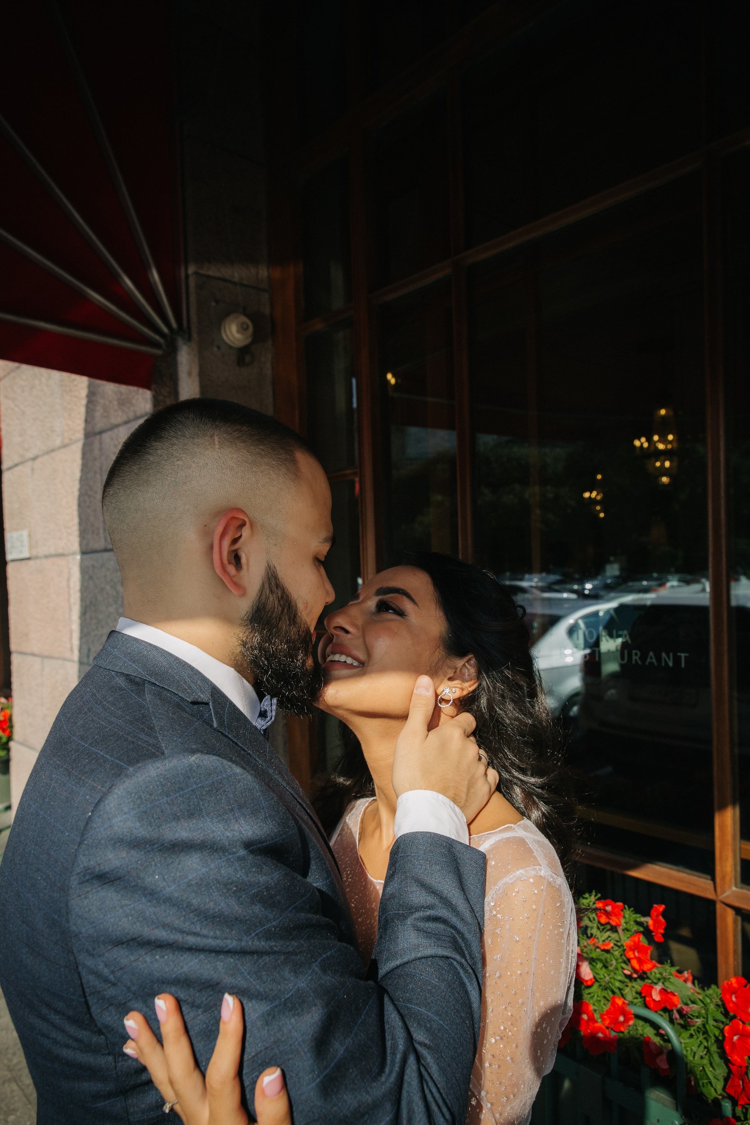 ВЫБОРГСКИЙ ЗАГС | июль, центр. Свадебный фотограф в Санкт-Петербурге Полина Корзухина