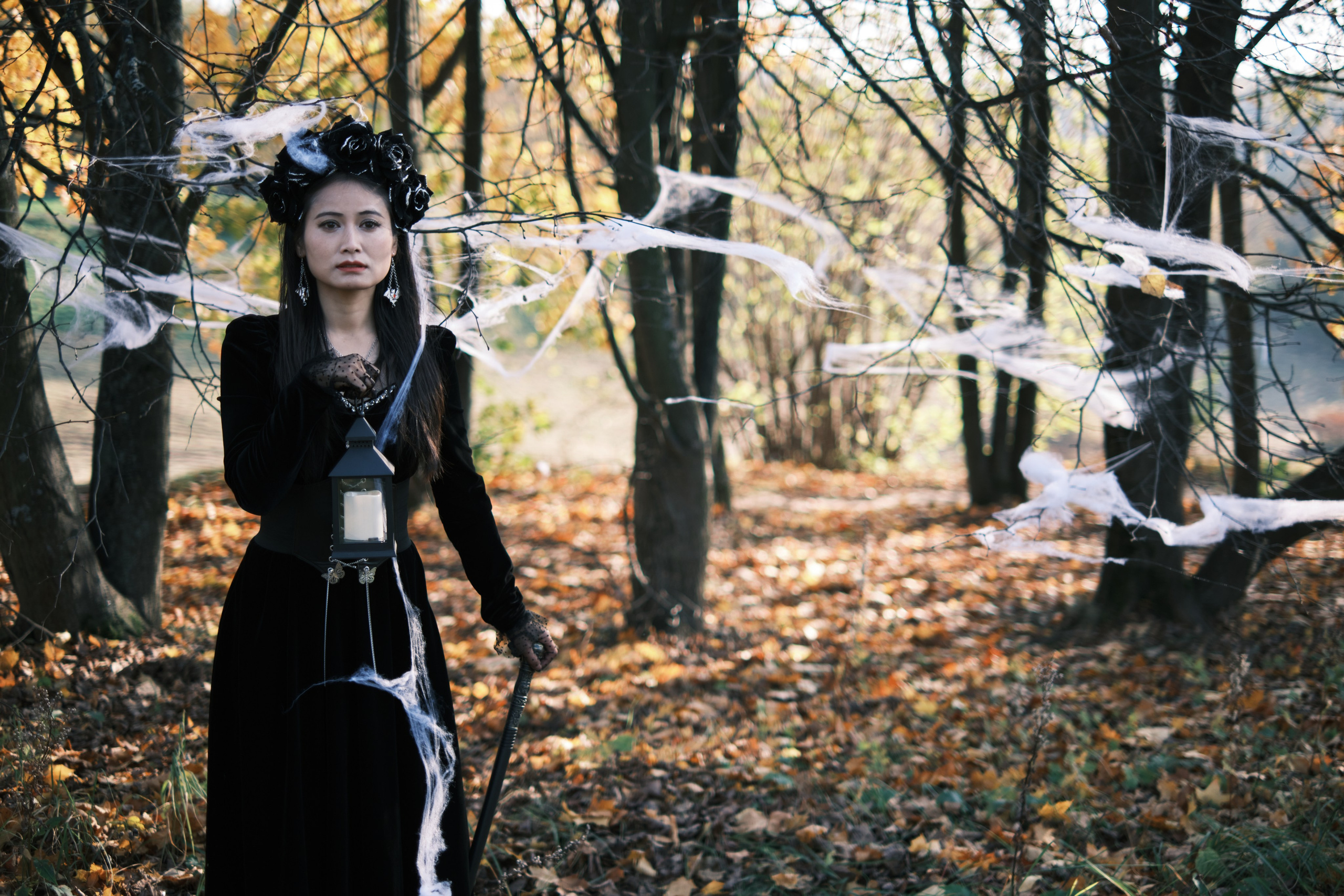 Девушка в готическом костюме пробирается сквозь паутину
