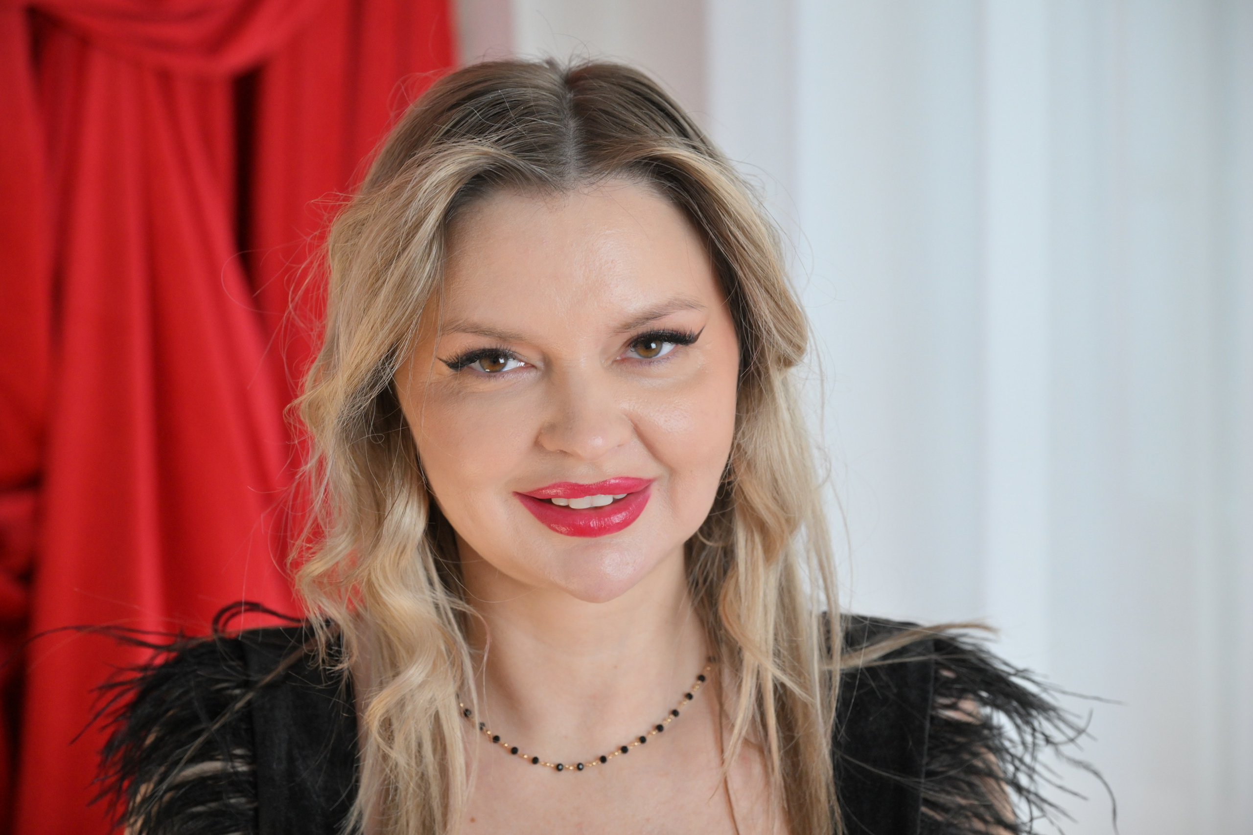 КРАСНАЯ КОМНАТА КСЕНИЯ СЕМЕНЦОВА. Фотограф в Санкт-Петербурге Сафронов Николай