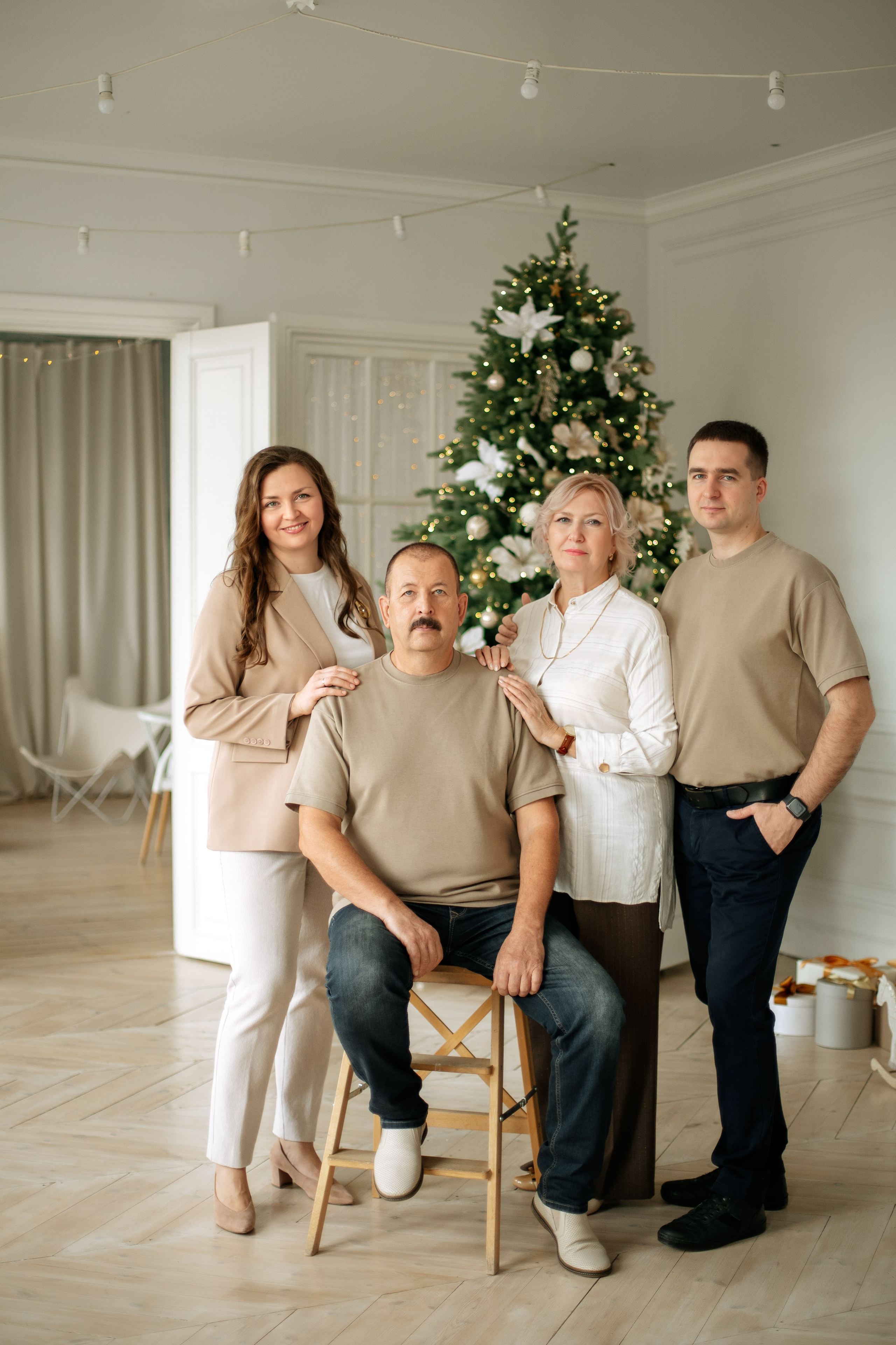 Семейная новогодняя фотосессия в&nbsp;студии в&nbsp;Екатеринбурге