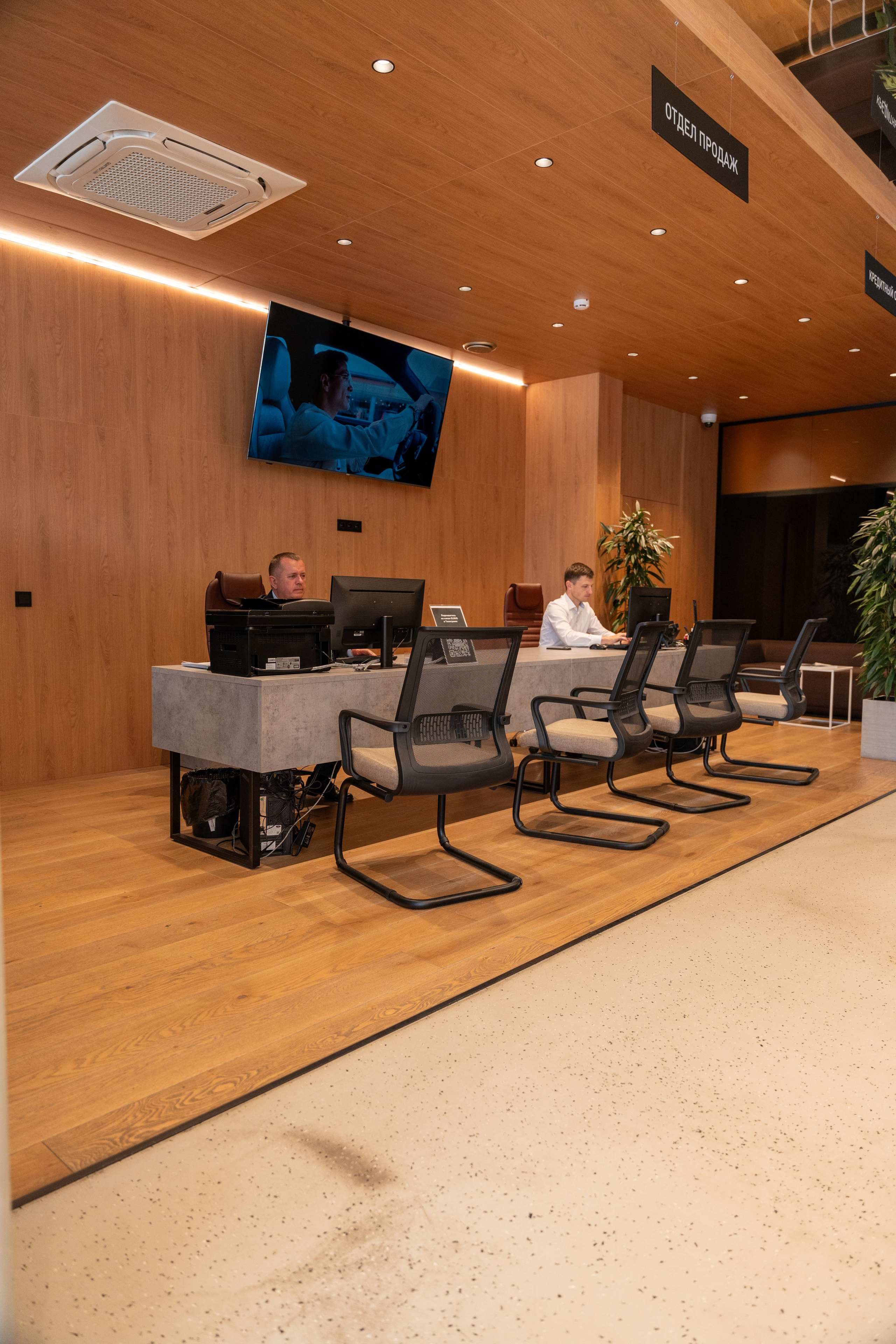 Интерьерная фотосъемка автосалона Elrus в Краснодаре. Zeekr, LiXiang Профессиональная фотосъемка интерьера премиум-автосалона в Краснодаре. Шедевры для Вас! Фотограф и Видеограф в Краснодаре Пахиев Руслан