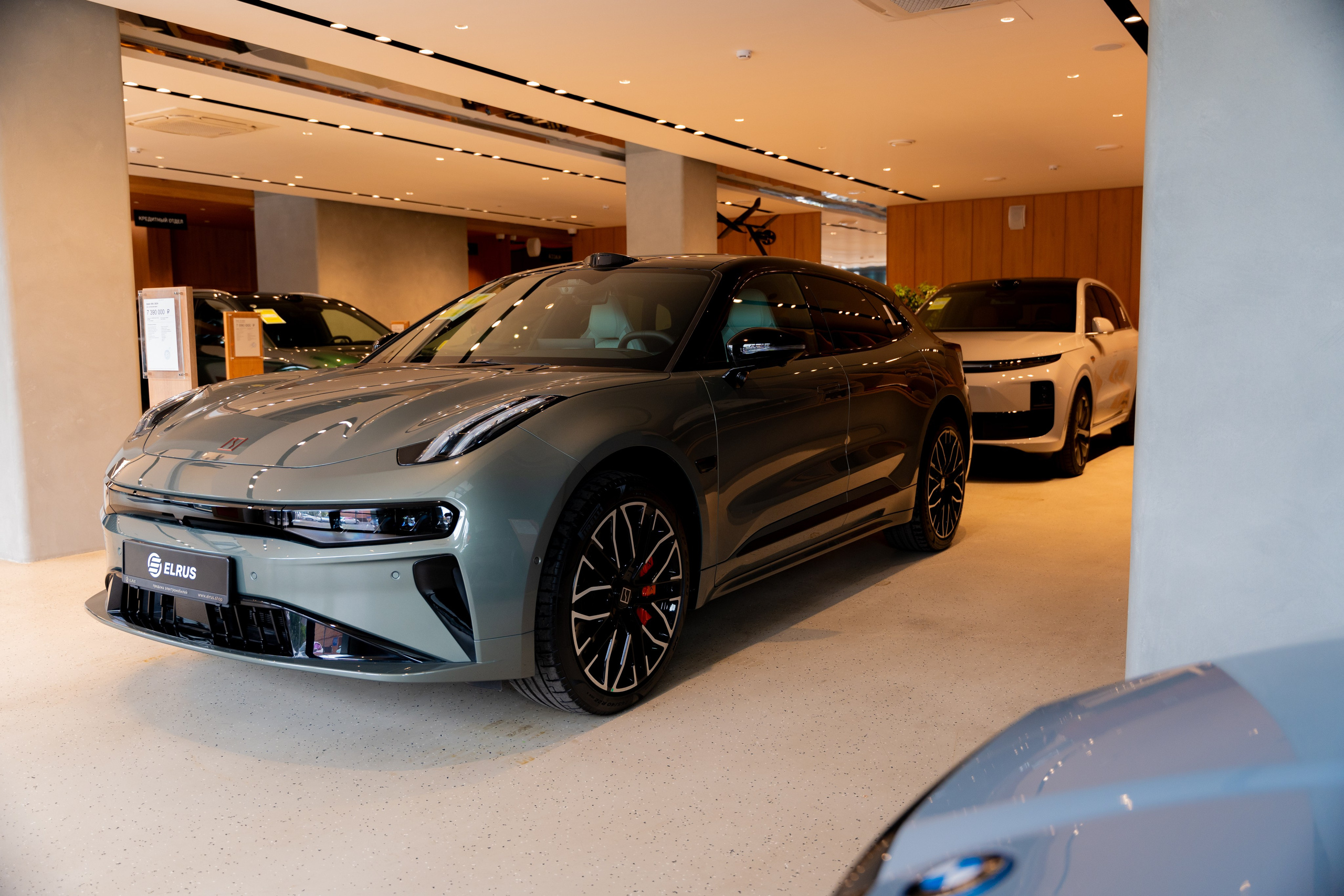 Интерьерная фотосъемка автосалона Elrus в Краснодаре. Zeekr, LiXiang Профессиональная фотосъемка интерьера премиум-автосалона в Краснодаре. Шедевры для Вас! Фотограф и Видеограф в Краснодаре Пахиев Руслан