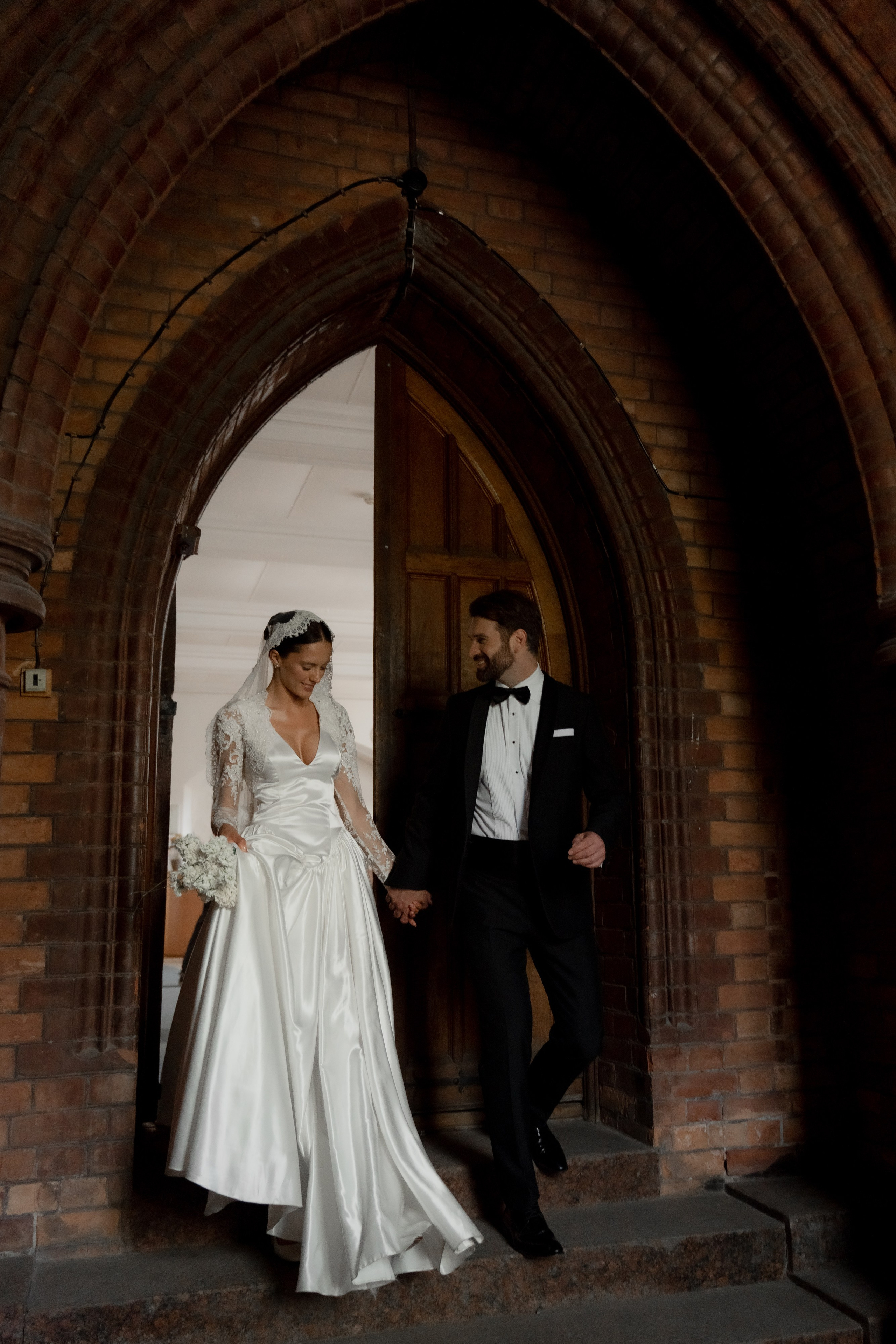 Свадебная фотосессия в католической церкви Москва. Портретный и свадебный фотограф Алла Карени Москва