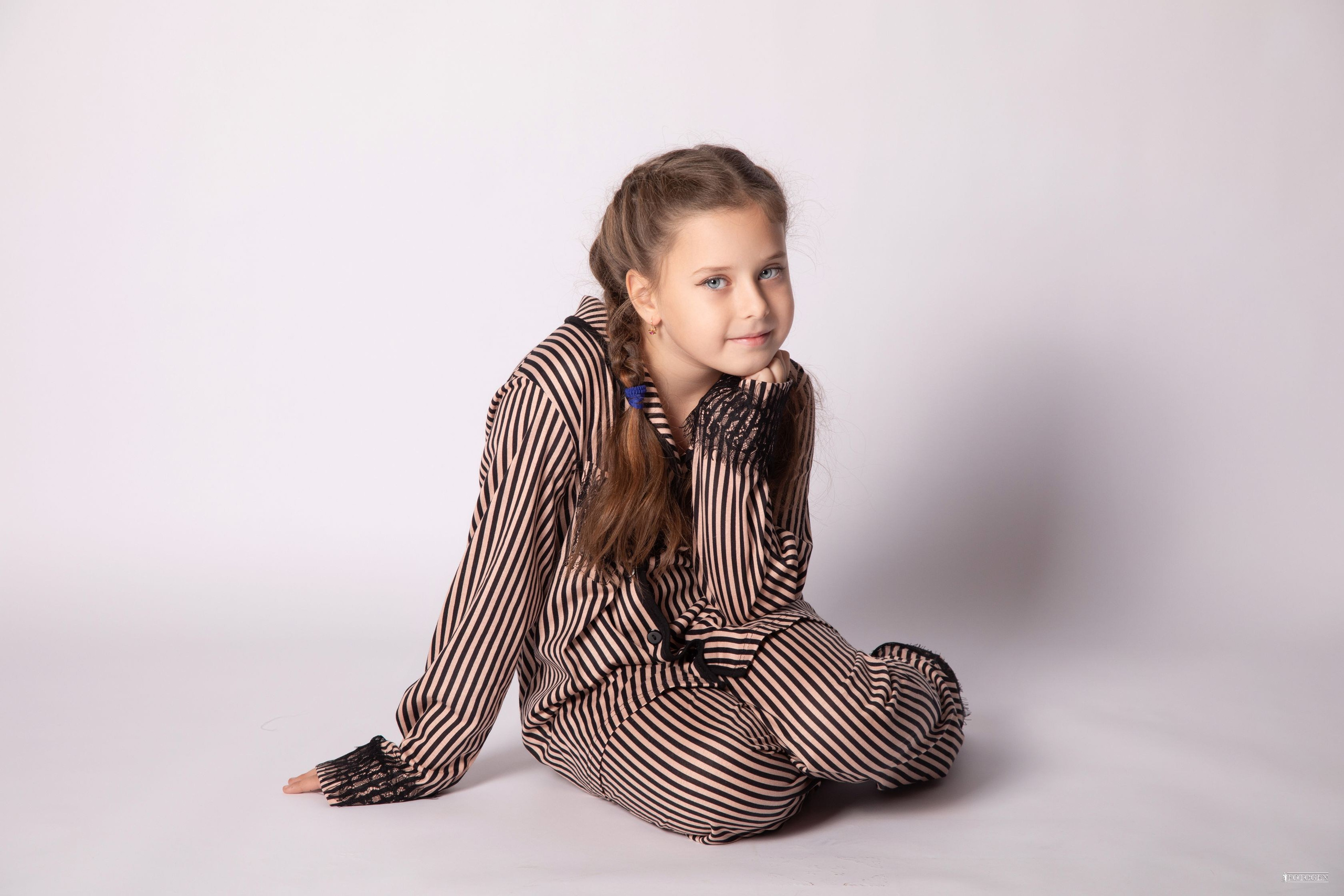 Семейная фотосессия: мама с детьми | Портфолио Fotogen. Интерьерная фотостудия FOTOGEN г. Краснодар