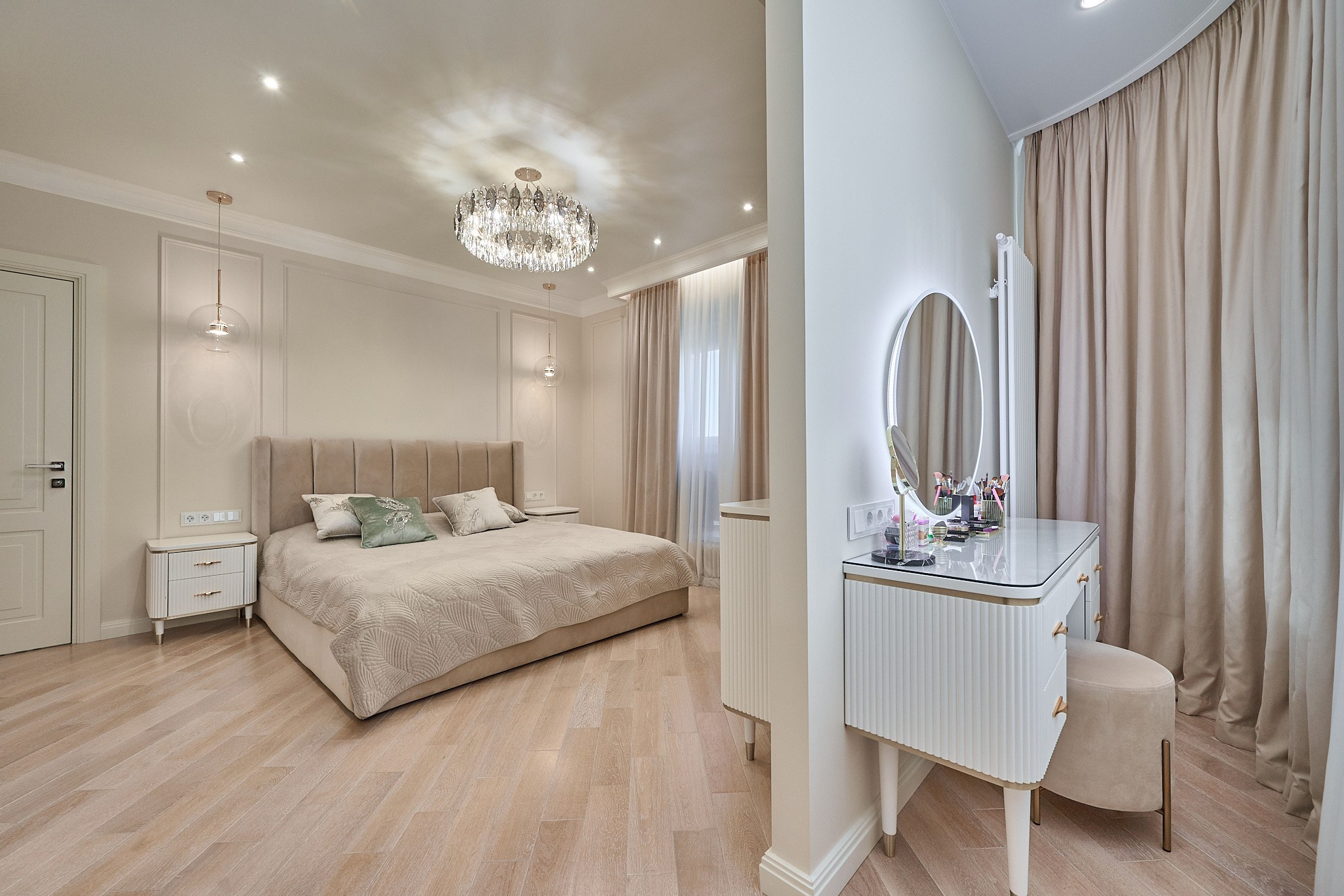  тумбочка с большим круглым зеркалом с подсветкой 