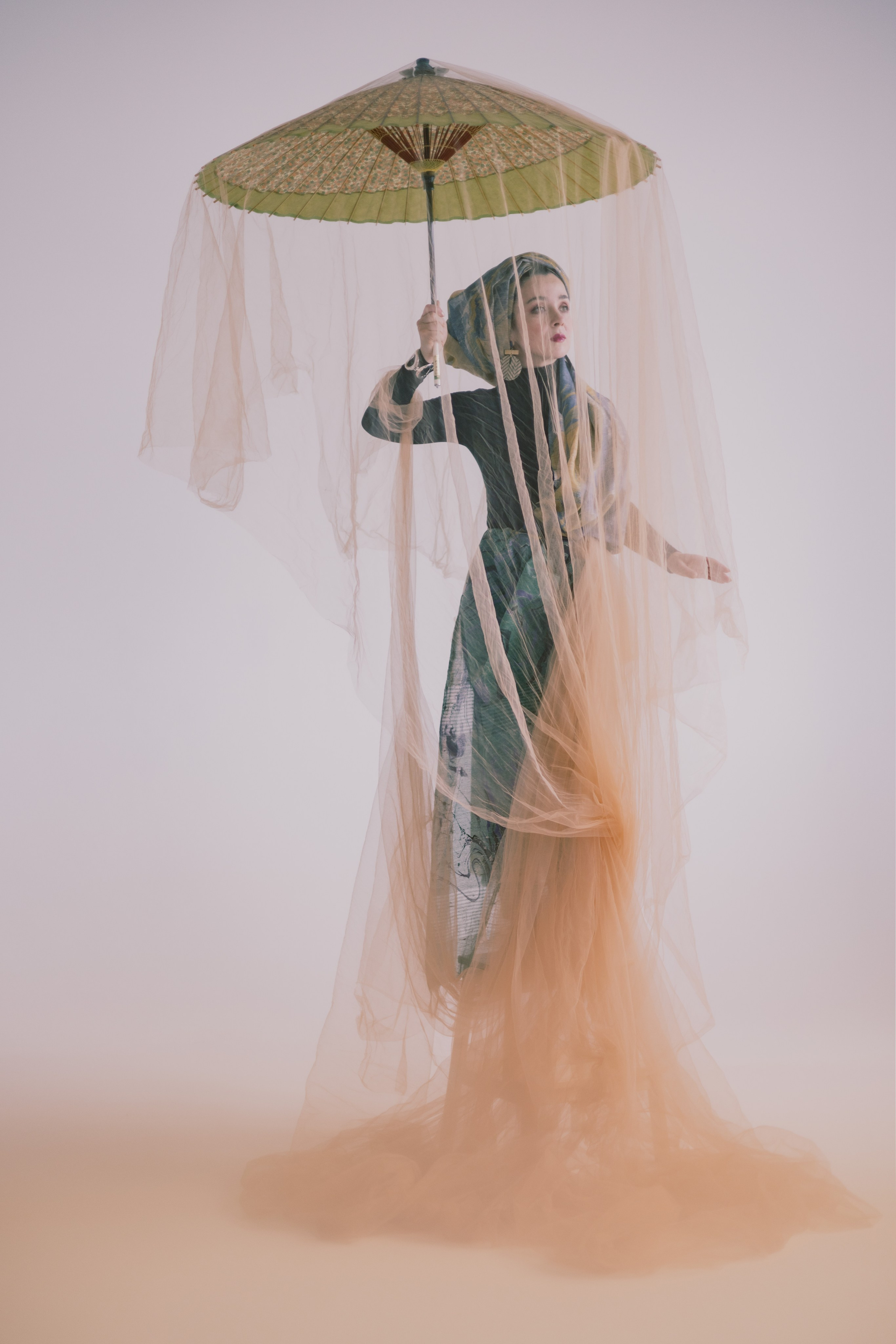 Нана Татишвили, девушка с зонтом в восточном стиле