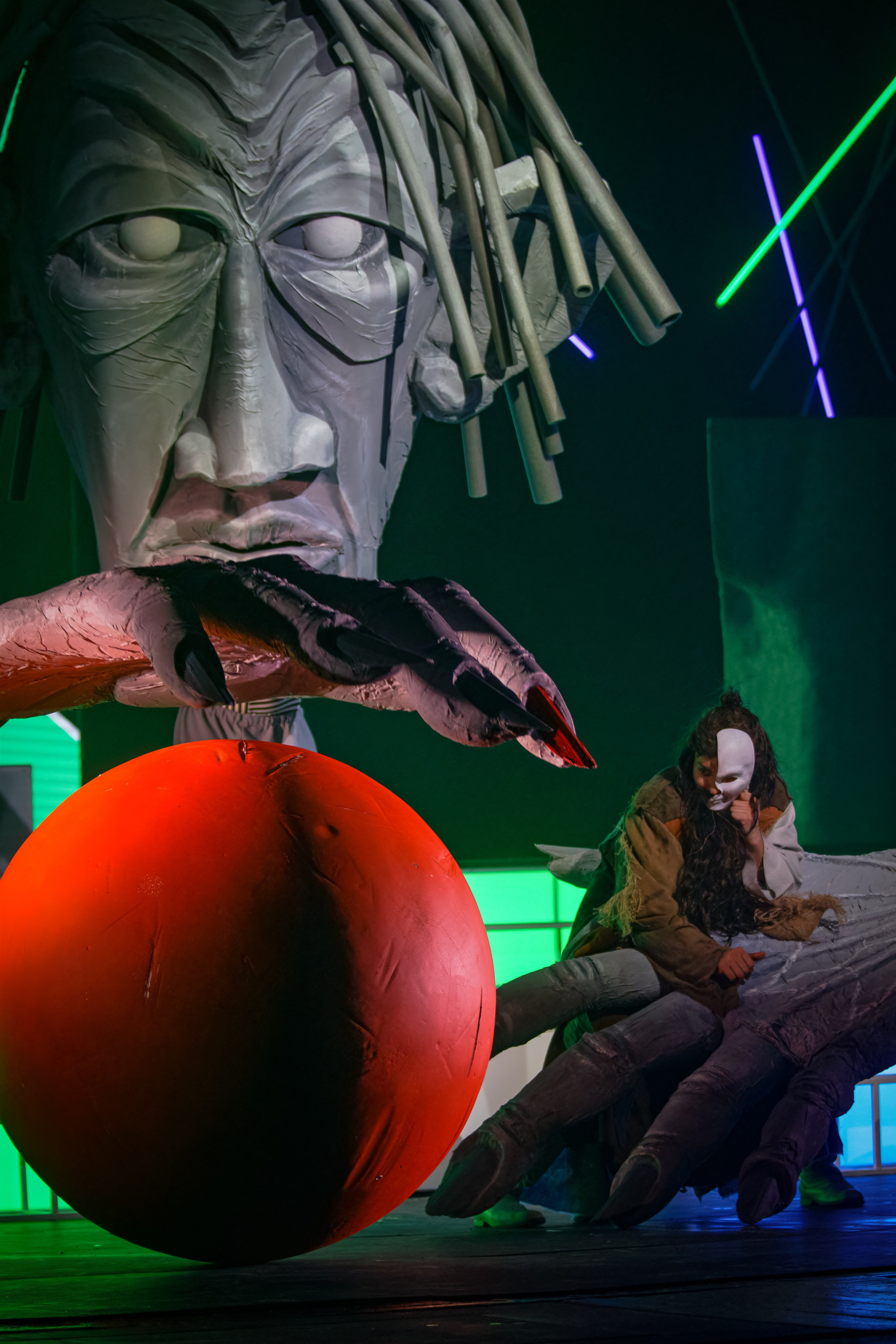 Любовь к трем апельсинам_Чехов Центр. Фотограф. г. Южно-Сахалинск. Олег Толстов