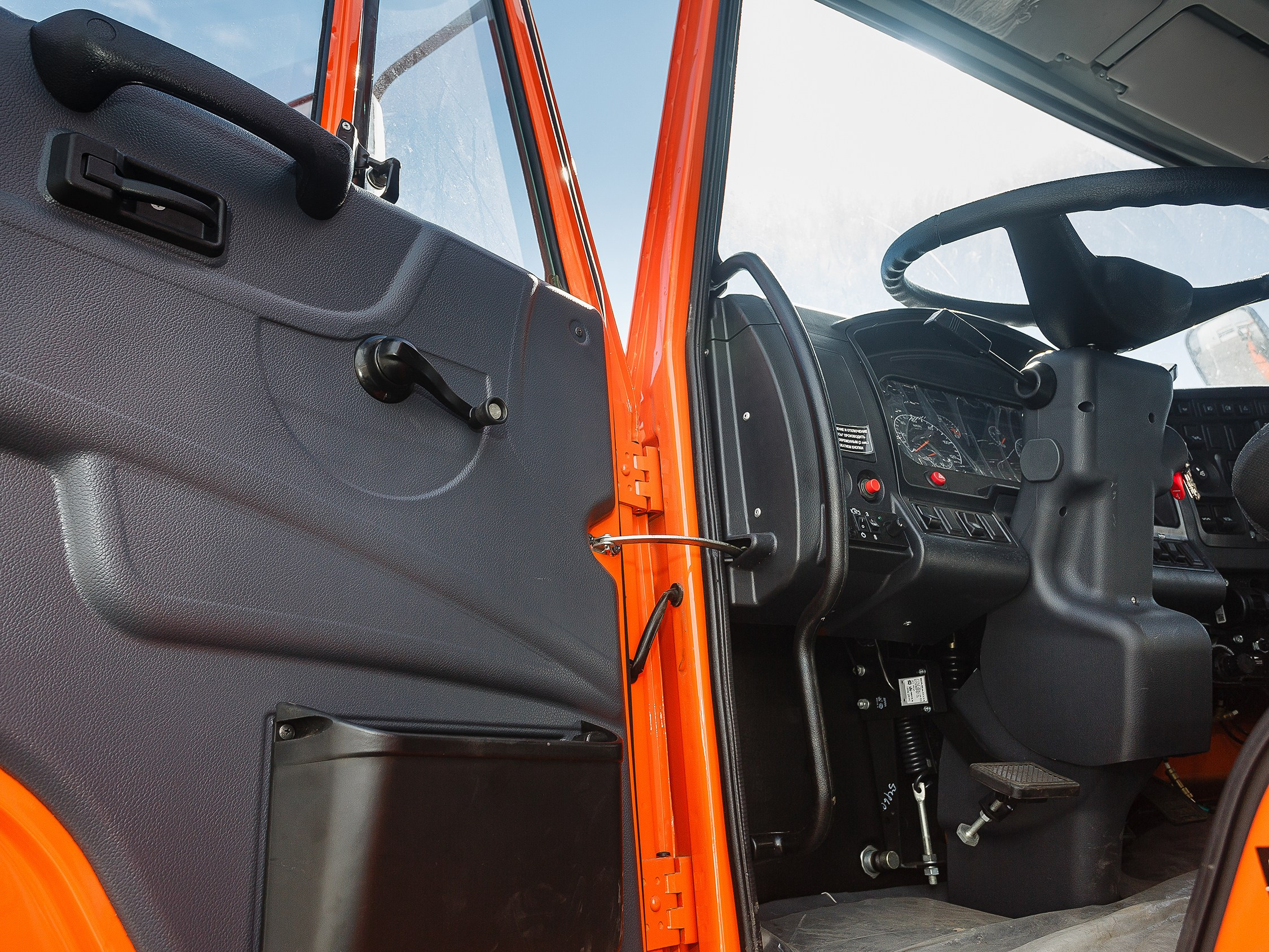 Профессиональная съёмка легковых автомобилей и большегрузов для продажи и контента. Выездная фотосессия спецтехники в Санкт-Петербурге. Репортажный фотограф Сергей Пушкин в СПб. Промышленная фотосъёмка авто. Фотограф для дилеров и производителей. 