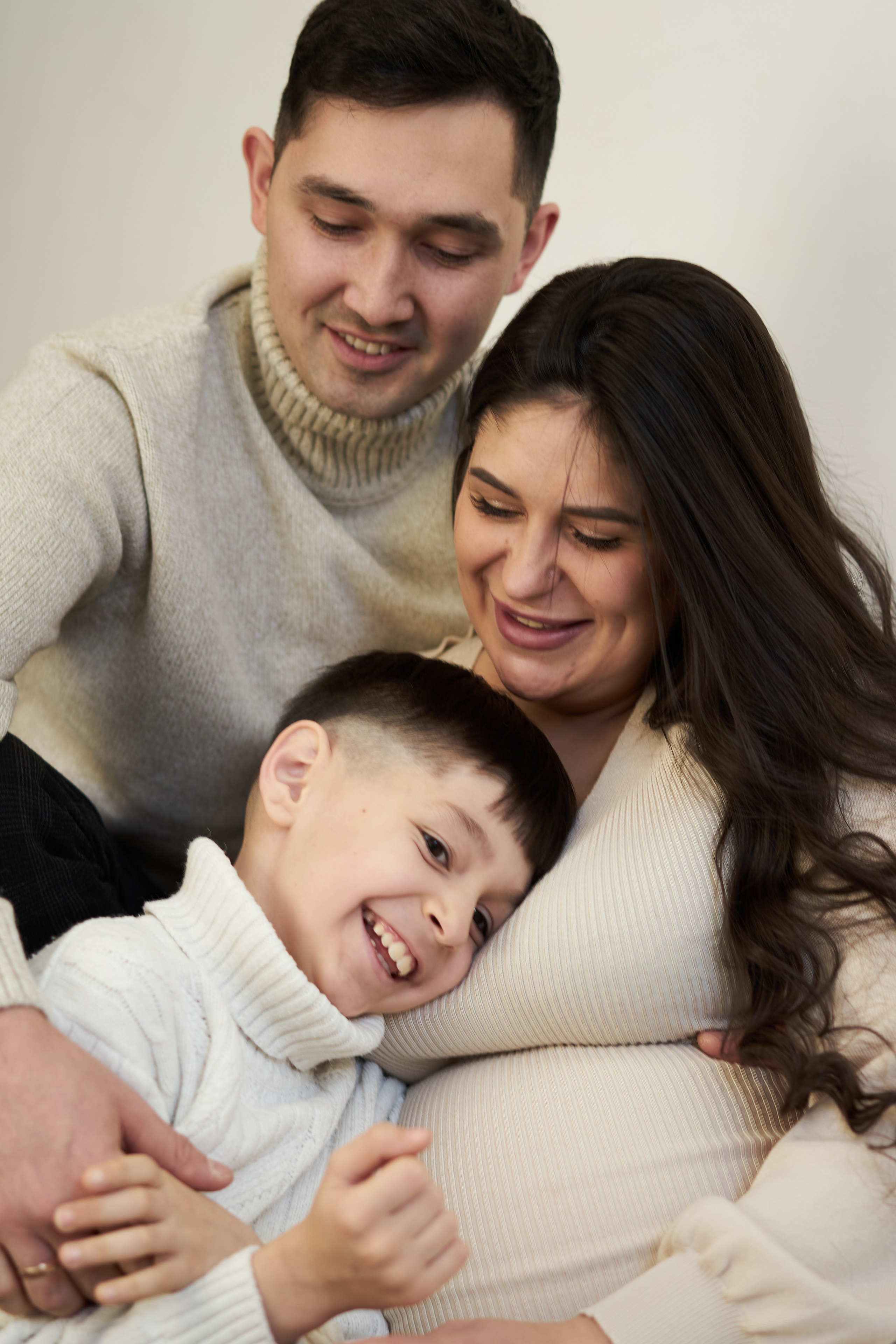 Фотосессия беременной с семьей в студии. Фотограф Екатеринбург Кокшарова Александра