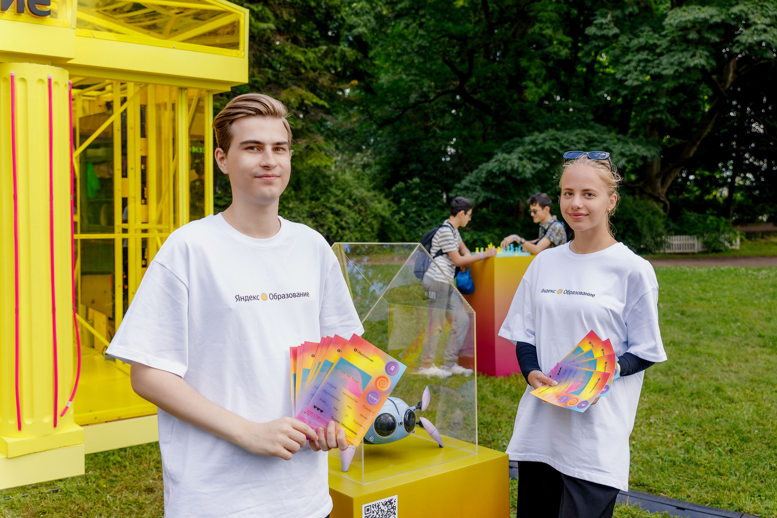 Фоторепортаж: стенд Яндекс Образования на ITMO Family Day 2024. Репортажный фотограф Москва Сергей Мирошников