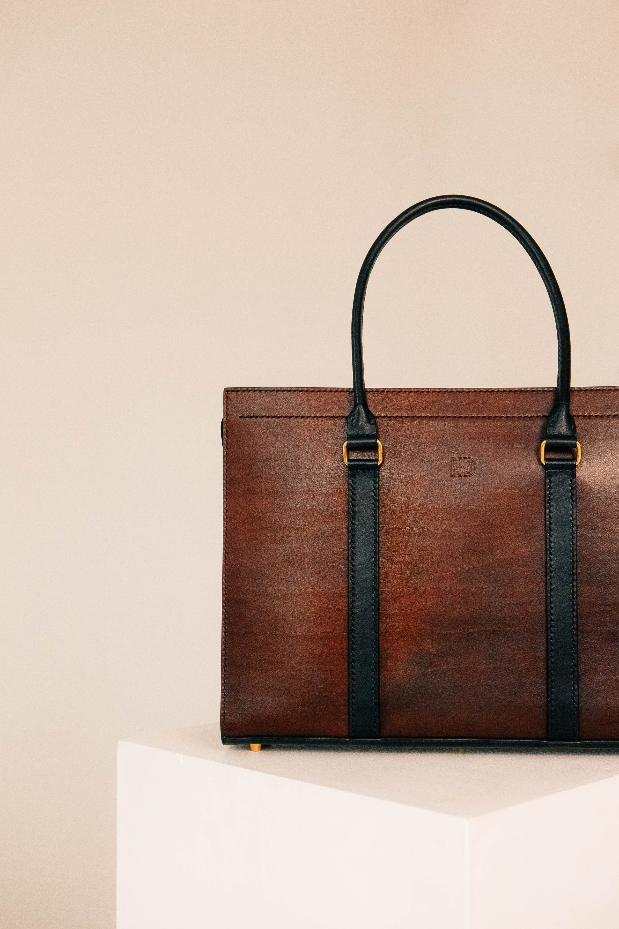 Анна Гречаная и изделие Дана Настаса 💼. Фотограф Ольга Крукле