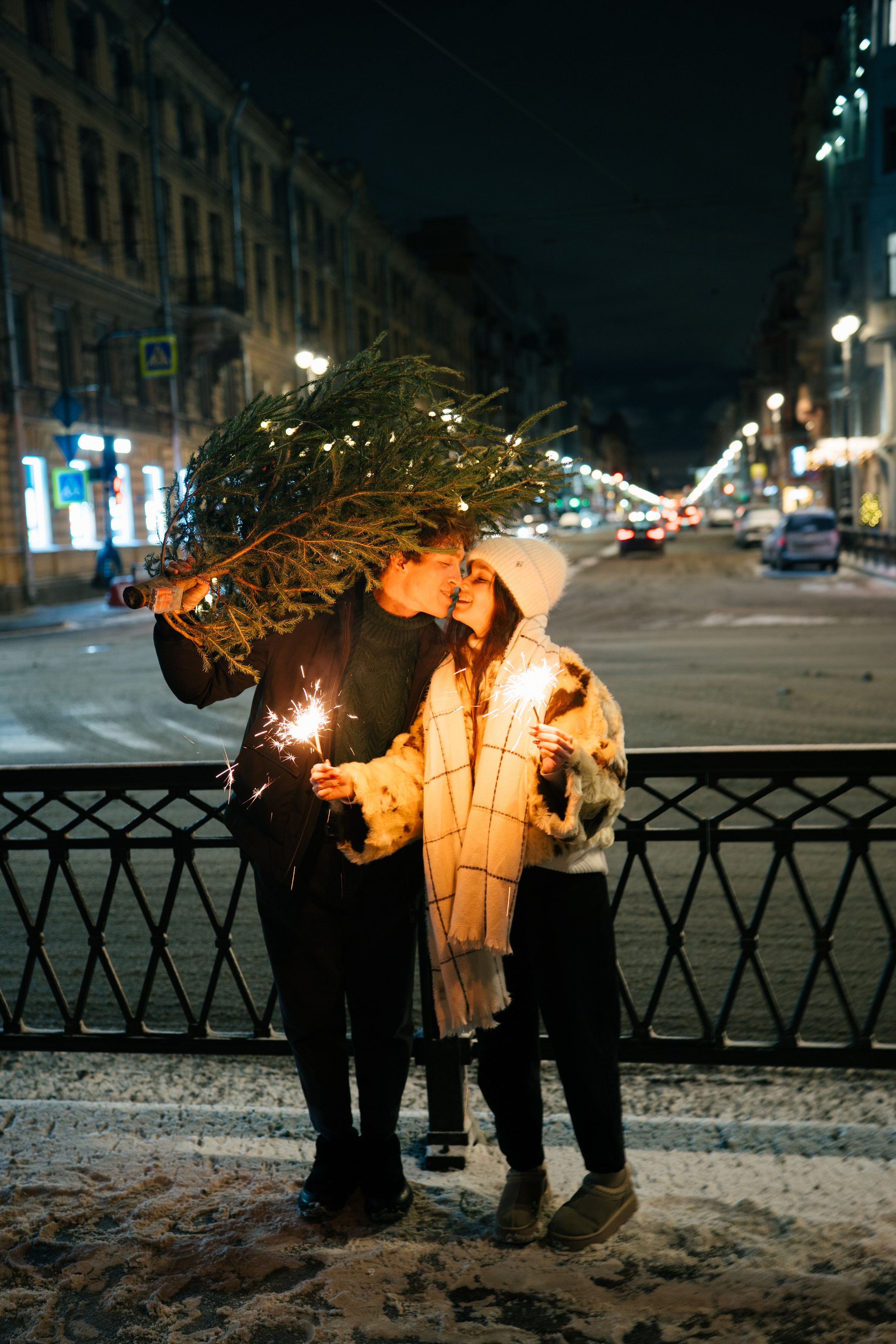 НОВОГОДНЯЯ ПРОГУЛКА ПАРЫ ПО ЧЕРНЫШЕВСКОЙ ПЕРЕД НОВЫМ ГОДОМ. Профессиональный фотограф, Санкт-Петербург — Виктория Богомолова