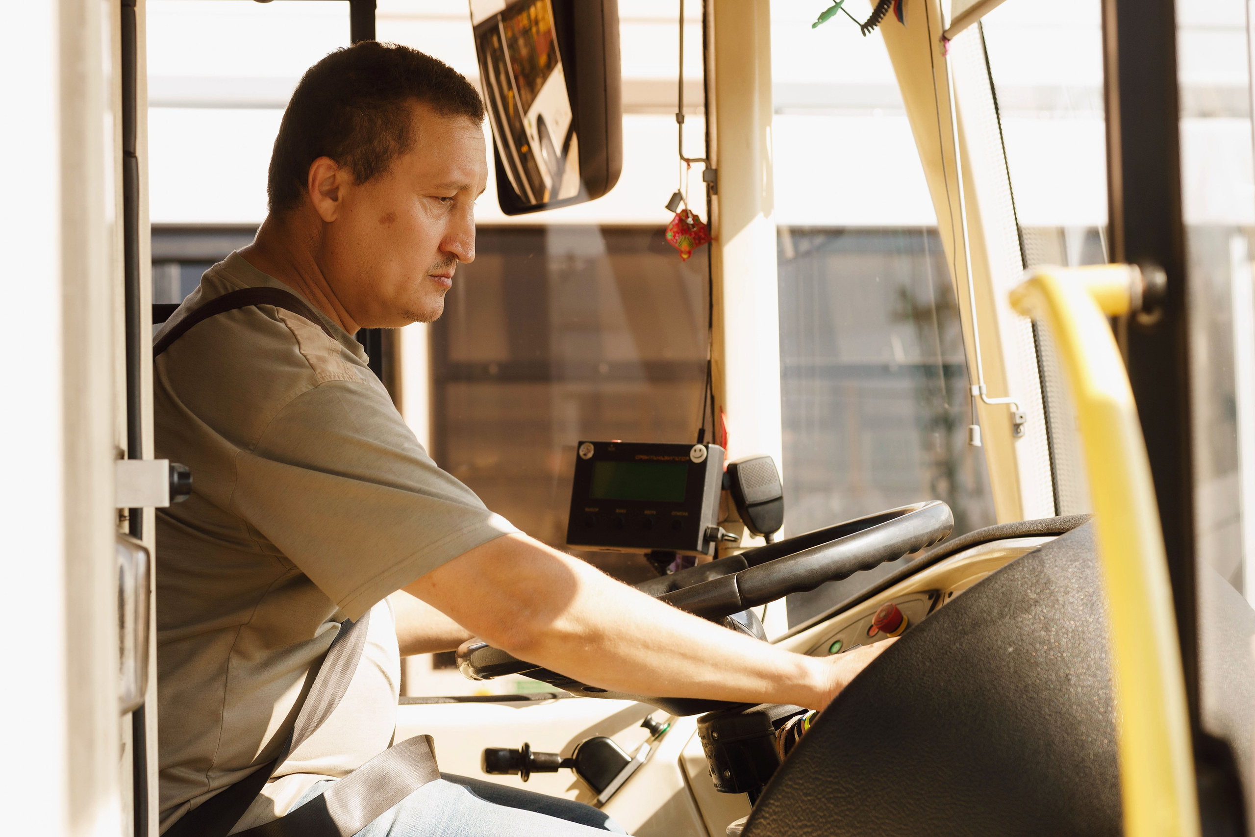 Лучший водитель троллейбуса России — 2024. Портретный и репортажный фотограф в Чебоксарах Андриян Чаркин