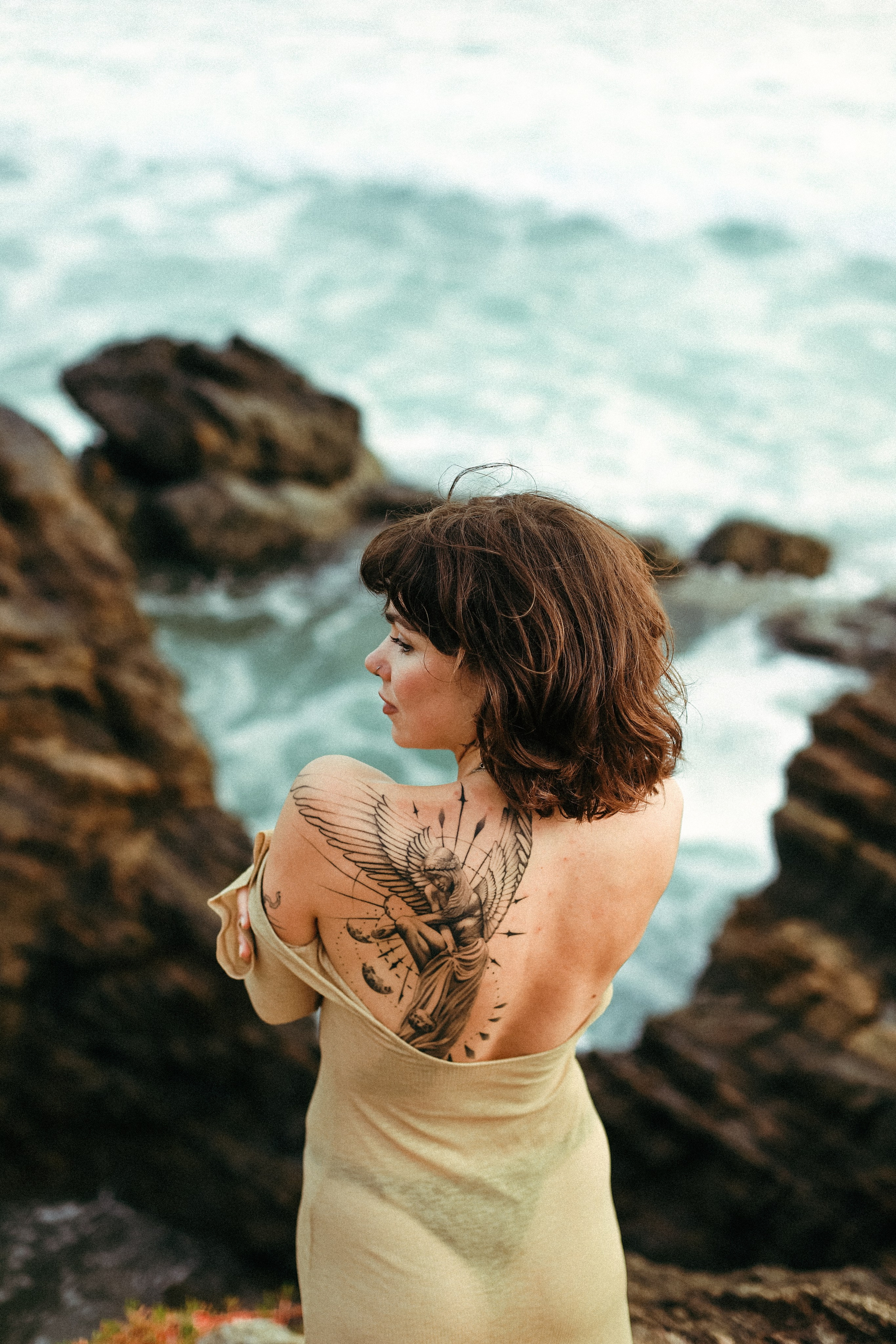 Эстетичные кадры на закате: девушка в прозрачном платье на камнях у отеля Naomi Beach | Нюд-фото. Фотограф на Шри-Ланке