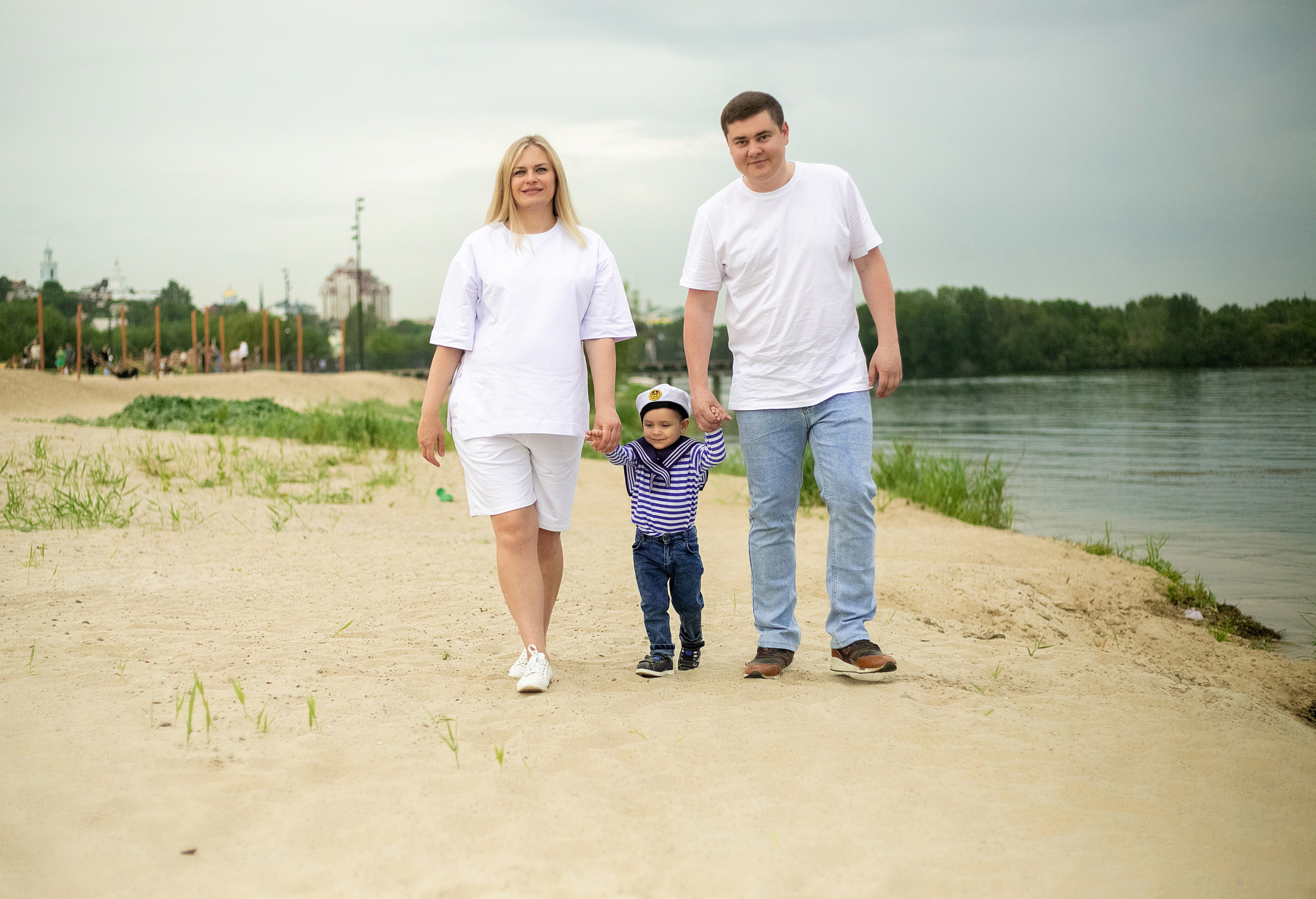 Семейная фотосессия — прогулка по набережной. Вера Соколова фотограф Воронеж