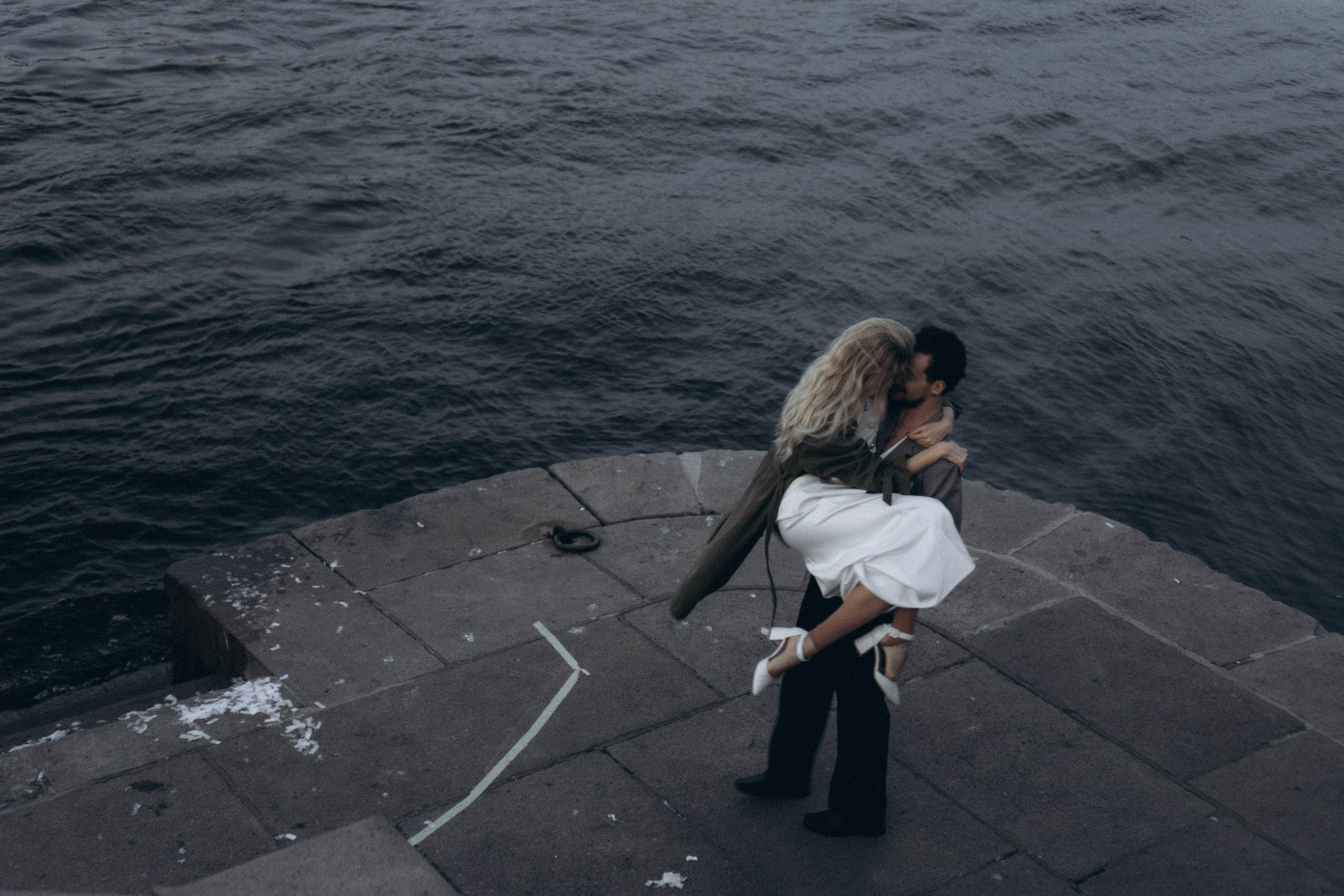 СВАДЕБНАЯ СЬЕМКА ПАРЫ НА РАССВЕТЕ В БЕЛЫЕ НОЧИ И ПРОГУЛКА С РАЗВОДНЫМИ МОСТАМИ И ПИКНИК ВОЗЛЕ ИСАКИЕВСКОГО СОБОРА. Профессиональный фотограф, Санкт-Петербург — Виктория Богомолова