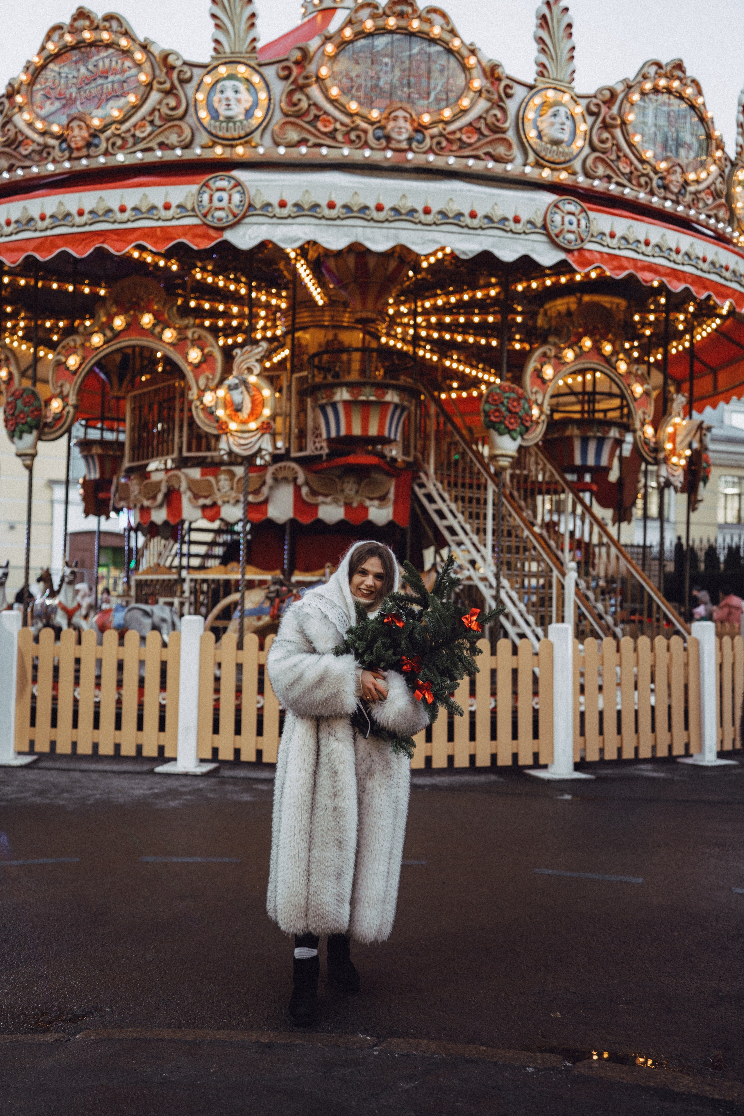 ПРОГУЛКА НА МАНЕЖНОЙ ПЛОЩАДИ ДЛЯ ДЕВУШКИ ПЕРЕД НОВЫМ ГОДОМ (НОВОГОДНЯЯ ФОТОСЕССИИЯ НА МАНЕЖНОЙ ПЛОЩАДИ). Профессиональный фотограф, Санкт-Петербург — Виктория Богомолова