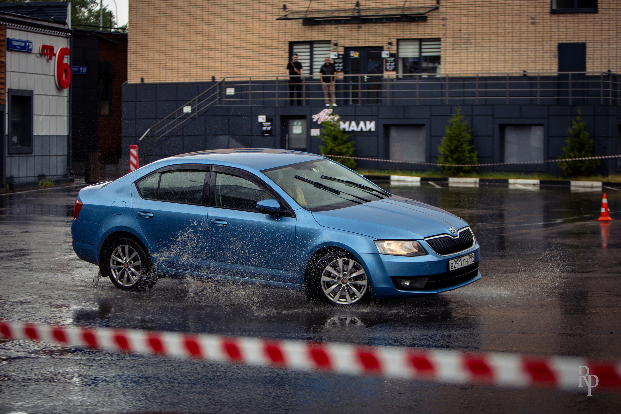 SHOWDOWN. Rusty Photographer